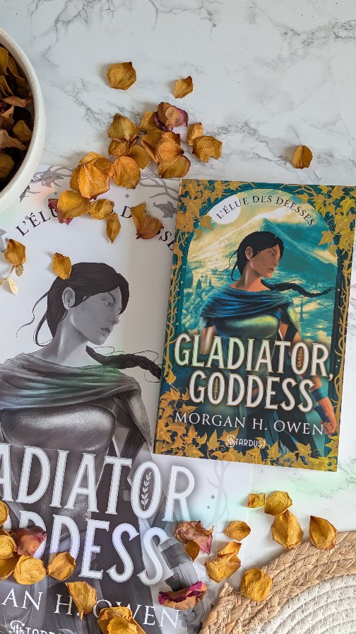 Aujourd'hui j'ai reçu « Gladiator, Goddess » de Morgan H. Owen publié chez @hugostardust_ !
✨ Résumé ✨
Les Déesses Romaines en ont assez de la domination des Dieux et des Hommes. Pour changer la destinée du monde, elles portent tous leurs espoirs sur une jeune femme exceptionnelle : Gia.
Vivant à Pompéi, elle rève de devenir Gladiatrice, ce qui semble impossible. Mais Gia est déterminée. Après des premiers combats glorieux, elle se voit confier la protection de Claudia la sublime fille de l’Empereur Tibère.
Alors que le Vésuve gronde, les jeunes filles font face aux complots tout comme à leurs sentiments grandissants.
Des sentiments que les Déesses n’avaient pas prévus…
Ça vous tente ?
#unboxing #bookstagram #booklover #bookstagramfr #passionlecture