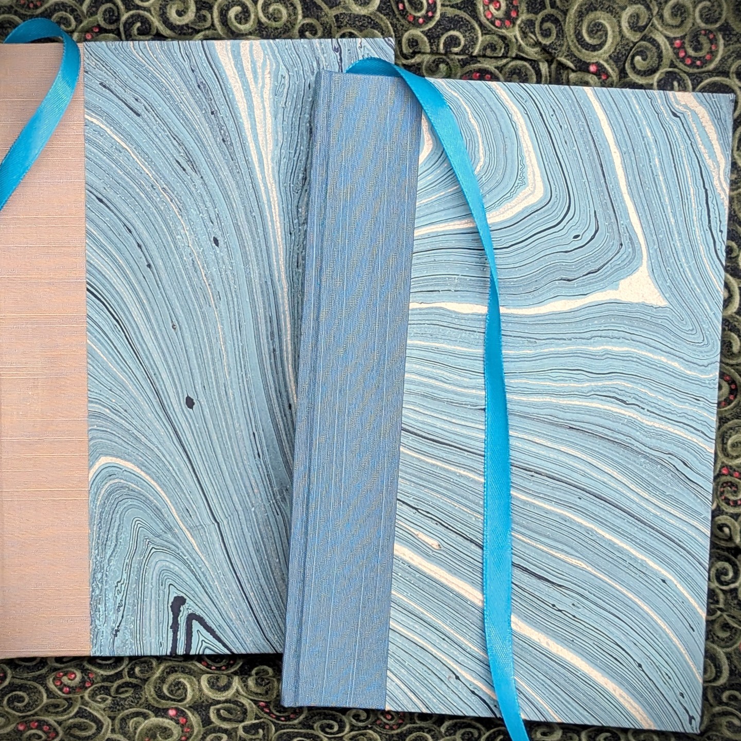 Beautiful Teal Journals I just made!! Do you like the gold or the teal spine cloth?
#bookbinding #bookbinder