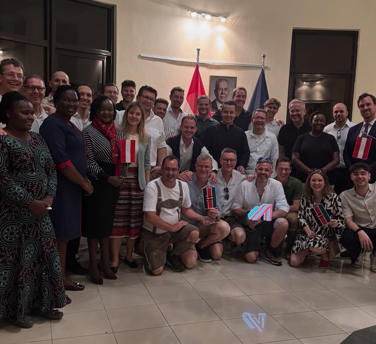 🇦🇹 ✈️ 🇰🇪
Meine erste Bucketlist-Reise ist Geschichte - und sie bleibt! 🏫🚀❤️🔥
Nach einem Jahr Planung durfte ich 26 Unternehmer:innen und Macher ihrer Zunft aus Österreich im Rahmen meiner Erlebnis-Reise für eine Woche nach Kenia mitnehmen – zwischen Schule, Startup-Hubs, Slums, Botschaft, Mount Kenya und sehr vielen Gesprächen, die man nicht planen kann.
🏫 Der emotionalste Höhepunkt unserer Reise war die feierliche Eröffnung „unserer“ Vorschule und unseres Kindergartens in Meru – aus Mitteln der Reisegruppe und Freunden zu Hause finanziert. Das bleibt - dort und in uns.
🚀 Parallel dazu sind wir tief ins sogenannte Silicon Savannah eingetaucht – und haben gelernt, wie unternehmerisches Denken dort entsteht, wo Lösungen keine Option, sondern Notwendigkeit sind.
📸 Ich streue hier nur ein paar ausgewählte Highlight-Fotos von mir herein. Natürlich gibt es mehr - und jeder hat andere Highlights mitgenommen.
👉 Für mehr Infos und Bilder 📸 + Videos 🎞️ findest du im ersten Kommentar bzw. in der Bio 💌
❤️ Danke an alle, die diese Reise möglich gemacht haben – vor allem an die Menschen vor Ort mit der @aussenwirtschaft_austria.at und @trottermundo - und an eine phänomenale Gruppe, die sich wirklich eingelassen hat. Wir haben nicht nur gelernt und etwas dagelassen – wir sind als Freunde zurückgekommen.
🔥 Wir kommen anders zurück.
Vom Erlebnis zum Ergebnis.
㊙️ Spoiler: Weil so gut angekommen und mir selbst so taugt, werde ich
1️⃣ diese Reise 2027 gleich noch einmal auflegen - feinjustiert
2️⃣ es wird eine megageniale Follow-Up-Reise geben in zwei andere Länder!
#SiliconSavannah #Afrika #Nairobi #VomErlebnisZumErgebnis #ErlebnisReise