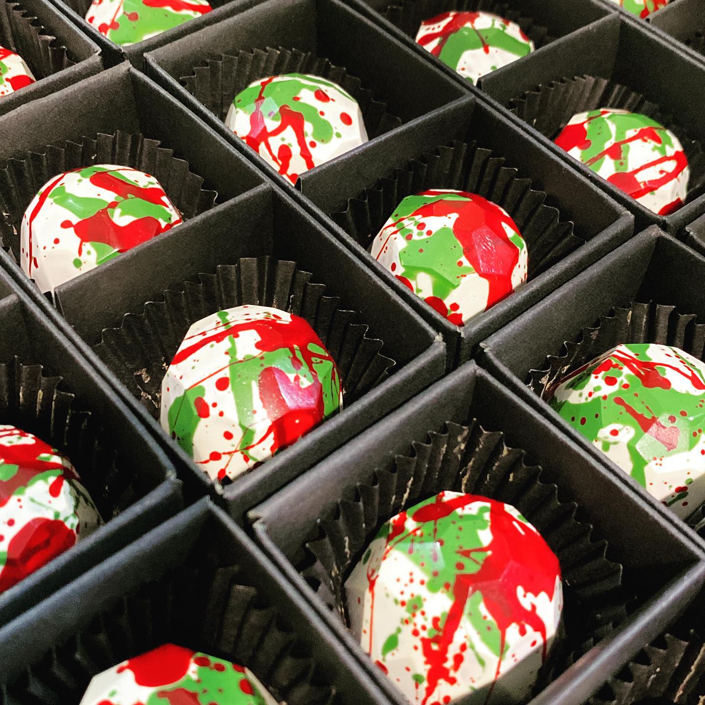💚❤️💚❤️ Christmas Pudding bon bons in store soon 😍😉😊🎄#christmas feelings gonna get ya 🥰😜