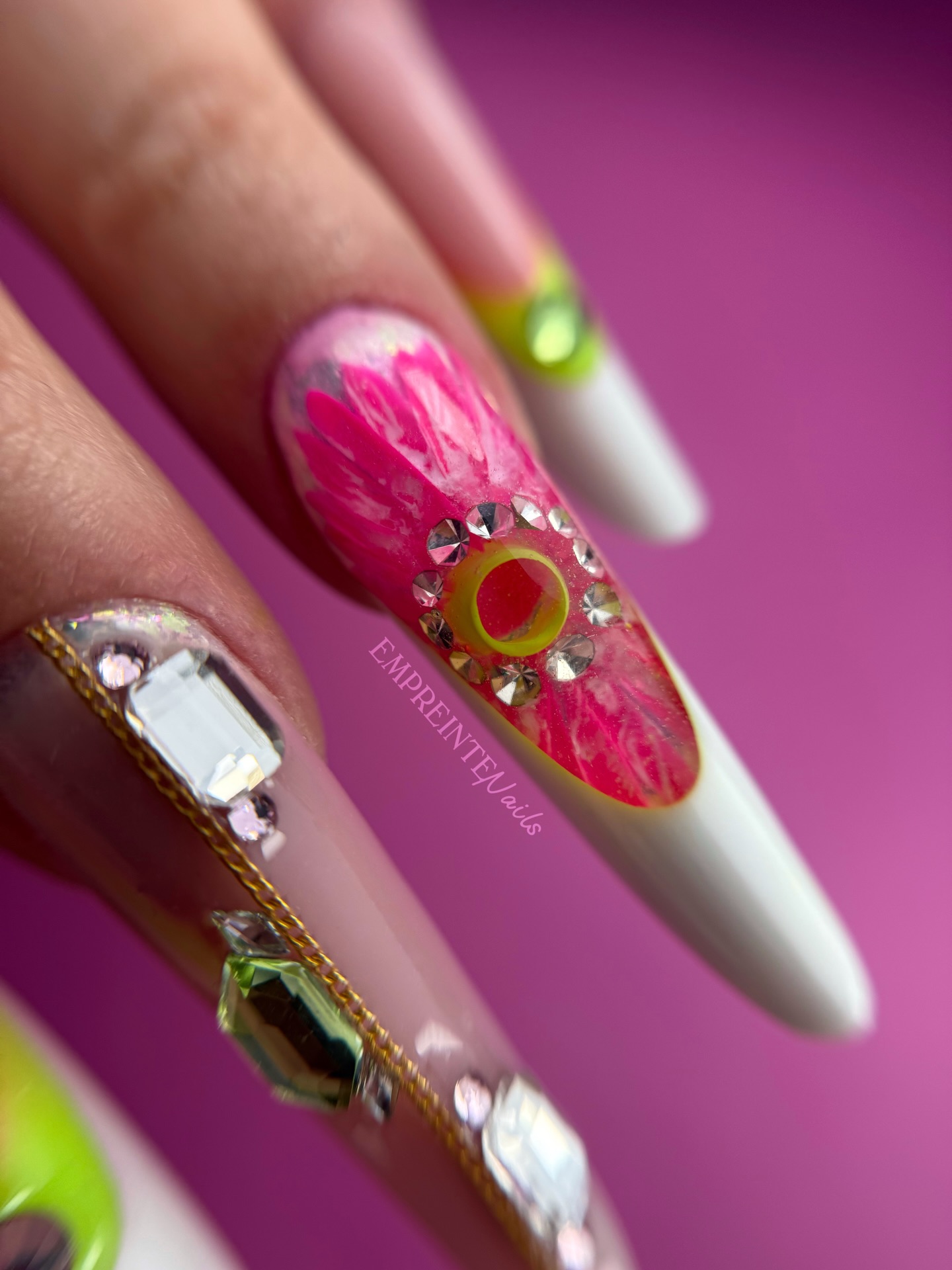 ❄️ En plein hiver… et si on faisait entrer un peu d’été sur nos ongles ? ☀️
Quand le froid s’installe et que tout devient gris, moi j’ai une seule envie : de la couleur, de la lumière et des vibes estivales 🌸
Cette pose est comme un petit rayon de soleil au bout des doigts, pour réchauffer les journées d’hiver et rêver aux beaux jours.
Ici, on retrouve une french reverse délicate, revisitée avec un design fleuri directement dans la base.
Les tons peps rappellent les couchers de soleil d’été, pendant que les détails brillants apportent une touche chic et lumineuse.
Une pose à la fois douce, audacieuse et pleine de bonne humeur…
Parce que même en hiver, on a le droit d’avoir un peu d’été sur soi 💖
Alors, toi aussi tu rêves déjà du soleil ? 🌞