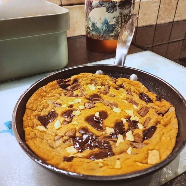 Tripple chocolate skillet cookie.
Perfect for 2 🙂
Best served hot with a scoop of vanilla ice cream