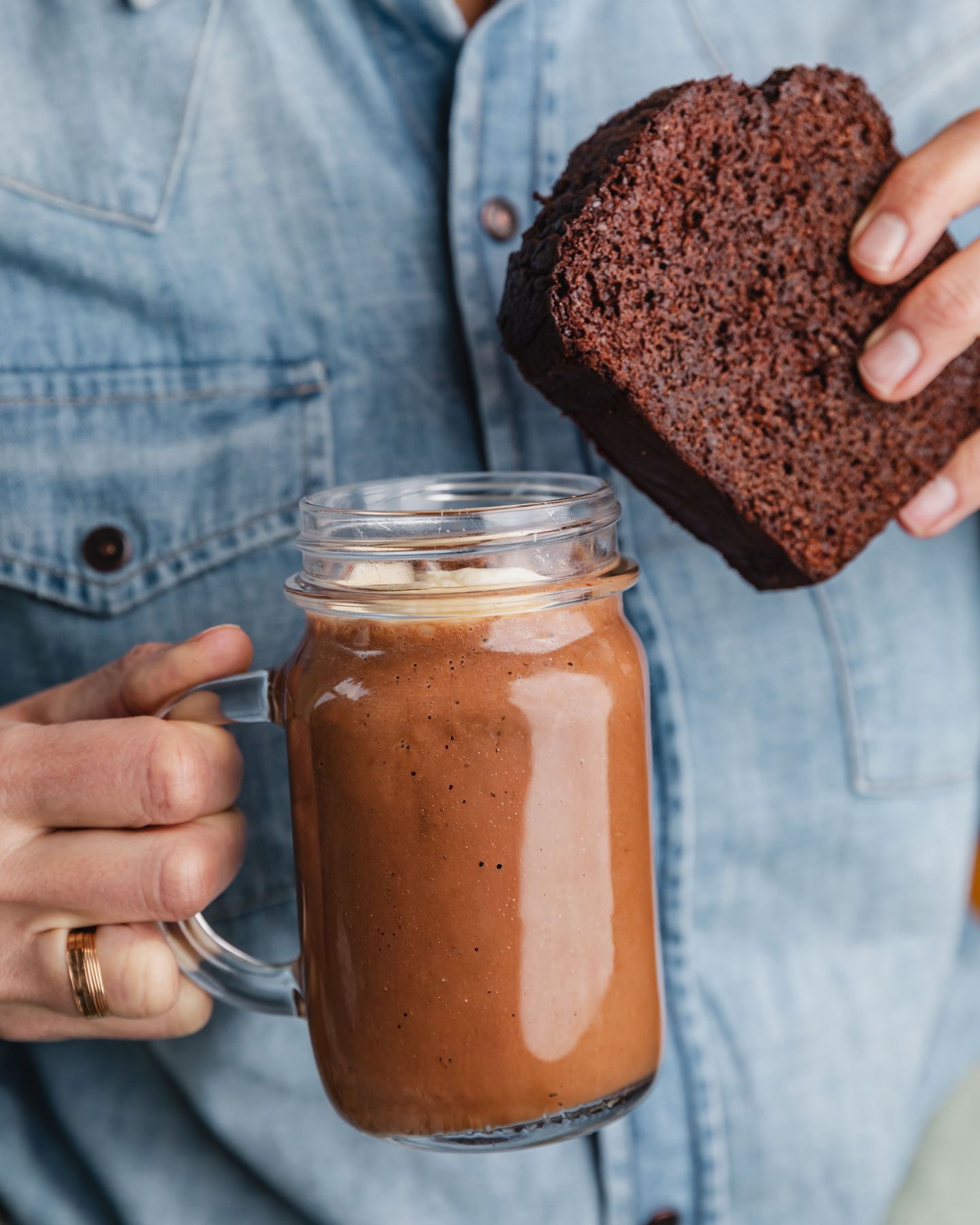 CHOCOLATE THERAPY 🍫
Deux nouveautés chocolatées sont arrivées chez Judy !
Le Shroom Shake est un smoothie naturopathique onctueux, enrichi en champignons Terraphy (@terraphy.bio) à choisir selon vos besoins (immunité, concentration, …).
Le cake choco rejoint le coin Judy’s Bakery : une part généreuse et sans gluten, pour les amateurs de chocolat !
Retrouvez le Shroom Shake :
☀️ Judy Rousseau : 14 rue Jean-Jacques Rousseau, Paris 1
☀️ Judy Fleurus : 18 rue de Fleurus, Paris 6
Et le cake choco dans toutes nos adresses !
📸 @alicepages
#glutenfreeparis #healthyfoodparis #healthyparis #chocolat #sansgluten
