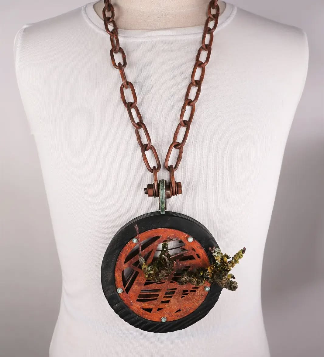 Back to the rust
The Amulet
Burnt Ash, oxidised steel, patinated brass, lichen and moss covered branch.
#urbex #urbanexploring #decay #rust #rusty #contemporaryjewellery #jewellerydesign #jewellery #jewelery #schmuck #bijoux #joalheria #joyeria
#msoapdc