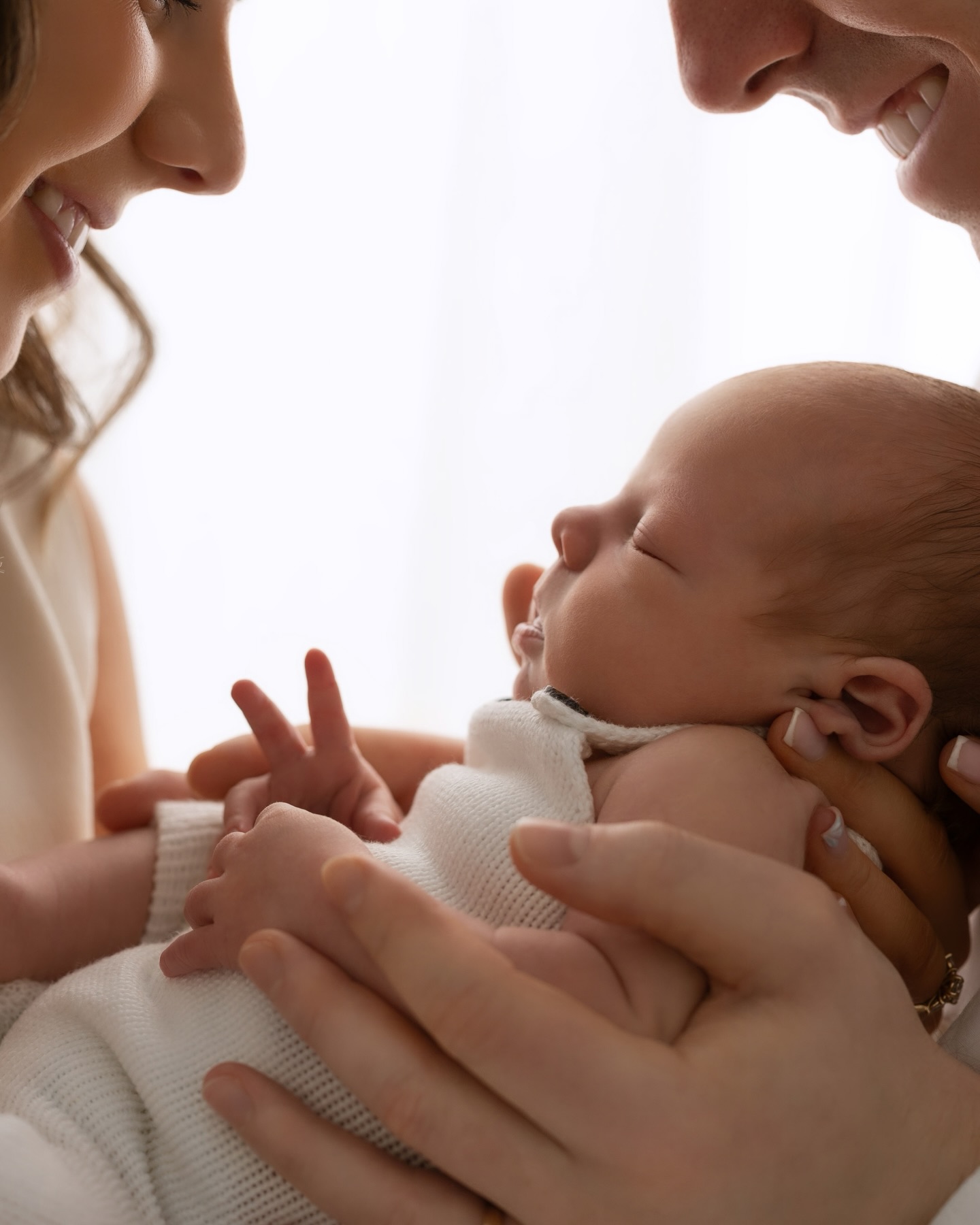 Nothing more beautiful than that newborn bubble with your first.
Just the three of you. All day long. You can stay in bed all day knowing there’s nowhere else you’d rather (or need to) be.
The smiles in these photos shows how beautiful that bubble is ♥️