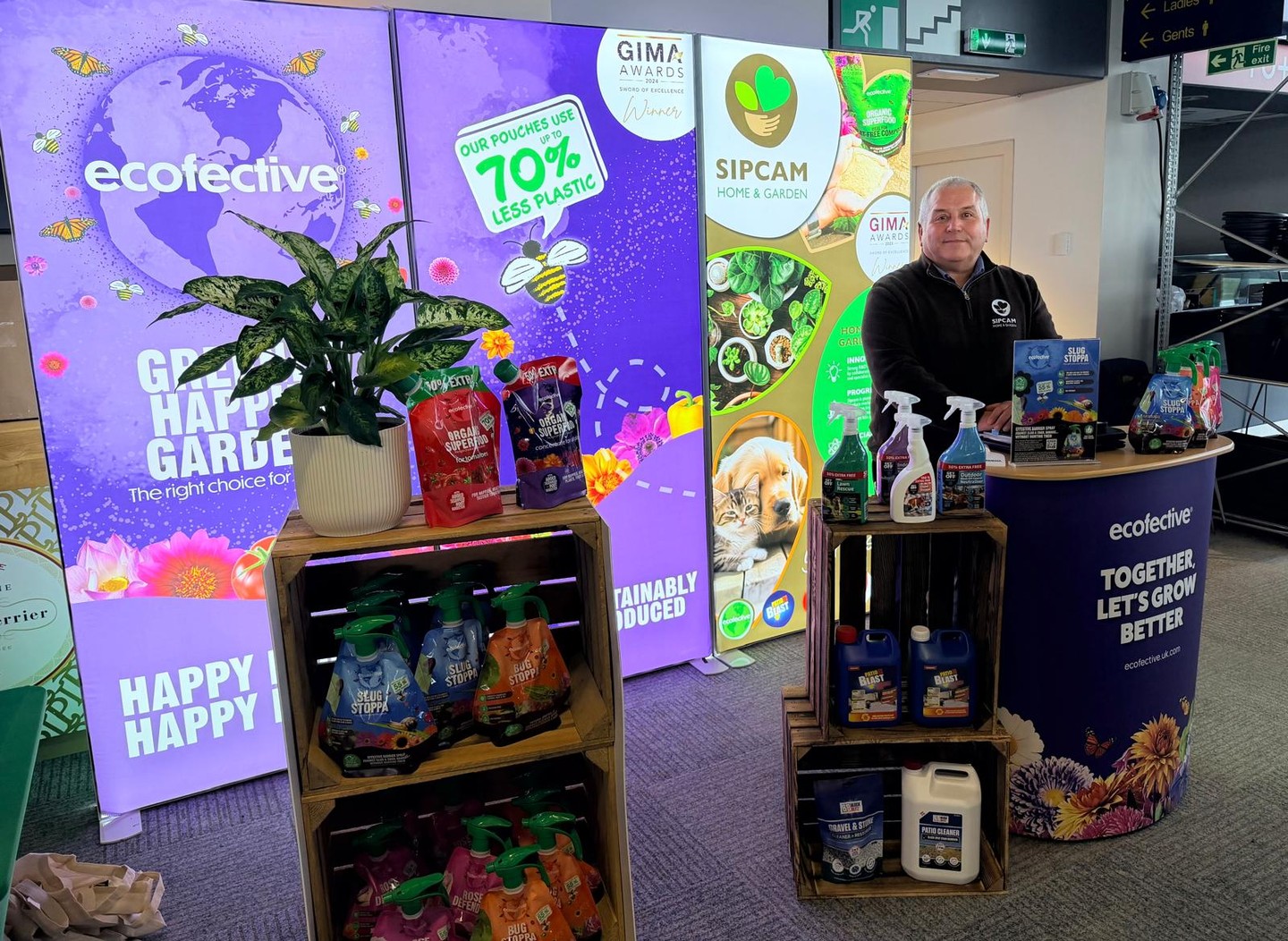 We've had a brilliant time at the Hilliers Trade show this week! It was great to meet some of the team and teach them all about our exciting range of products🤩
A bit thank you to Elho for the beautiful pot, it really makes an impact! 💚💪