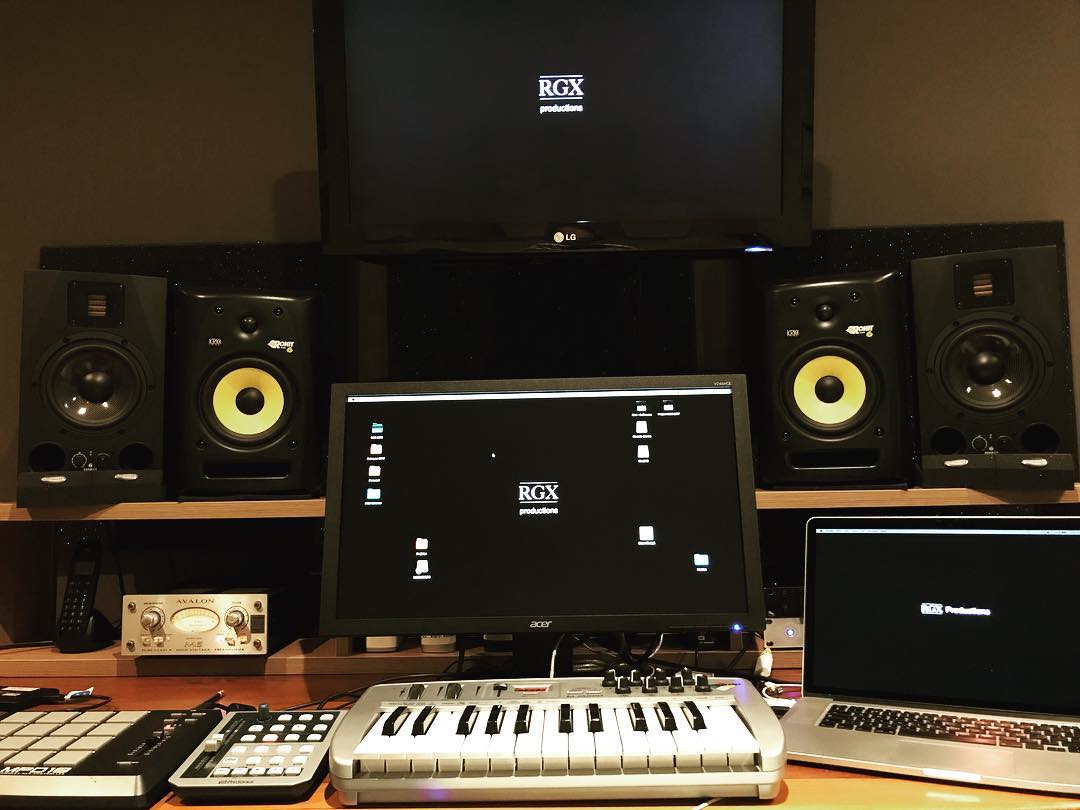 3 screens desk rearrangement #musicproducer #logicprox #musicforfilm #equipo #musictech #rgxproductions #mixing #macbookpro