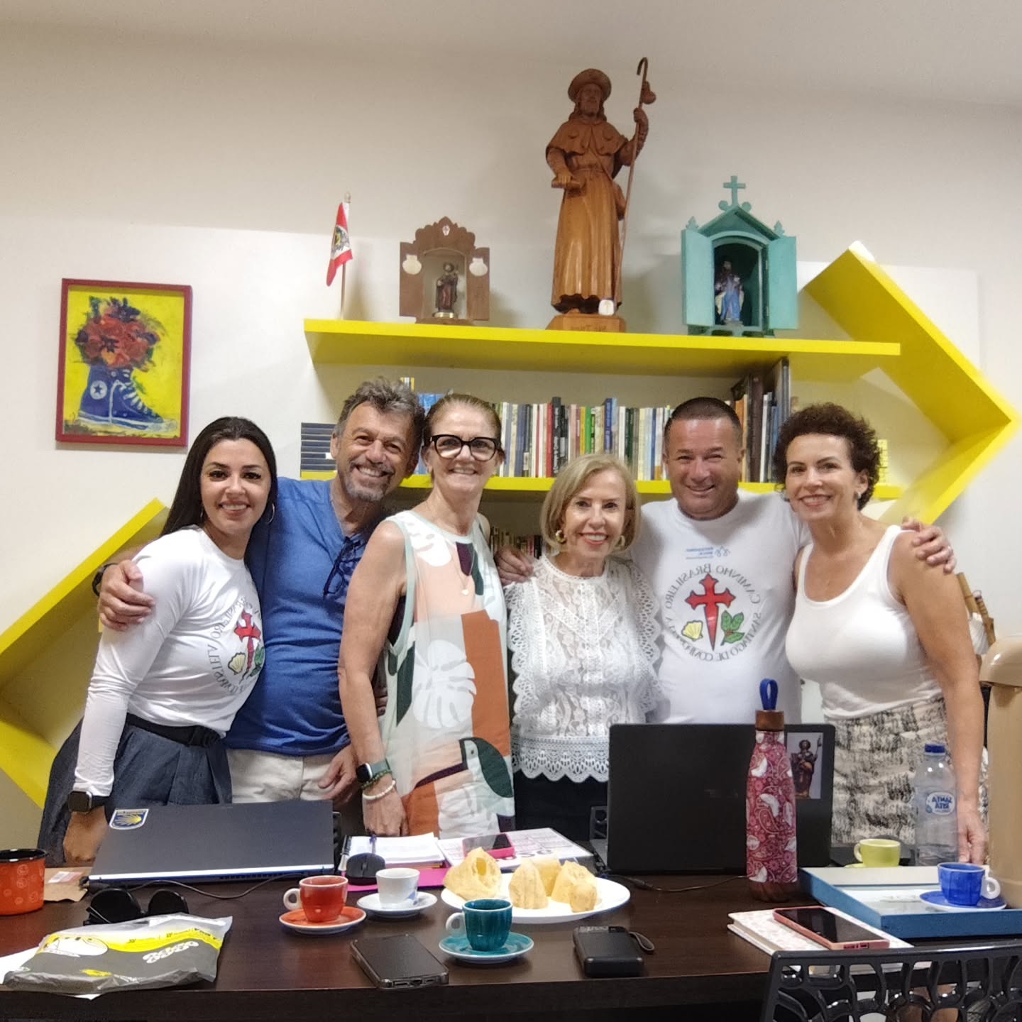 Retornamos hoje com as atividades da ACACSC e tivemos as agradáveis visitas dos nossos queridos associados que nos deixaram muito felizes. Tivemos também a visita do Vereador Ricardo e sua assessora Raquel, o qual veio tratar de melhorias das trilhas do Caminho Brasileiro de Santiago de Compostela e outras trilhas da Ilha. 👣👣