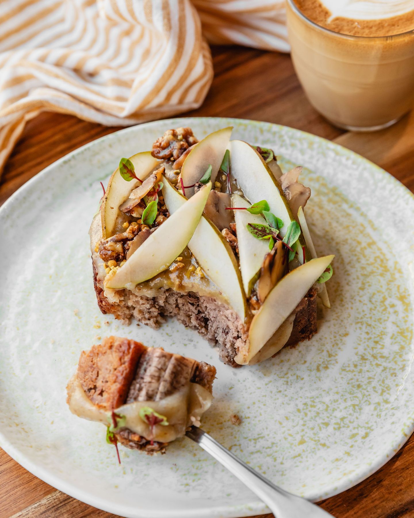 WINTER COMFORT 🍐
En petit-déj ou en dessert, le Banana Bread “French Toast” est gourmand et généreux, sans sensation de lourdeur après.
Une touche sucrée qui aide à garder une énergie stable, le combo parfait entre plaisir et équilibre !
📸 @alicepages
#dessert #sansgluten #glutenfree #breakfast #petitdej #healthybreakfast #glutenfreeparis