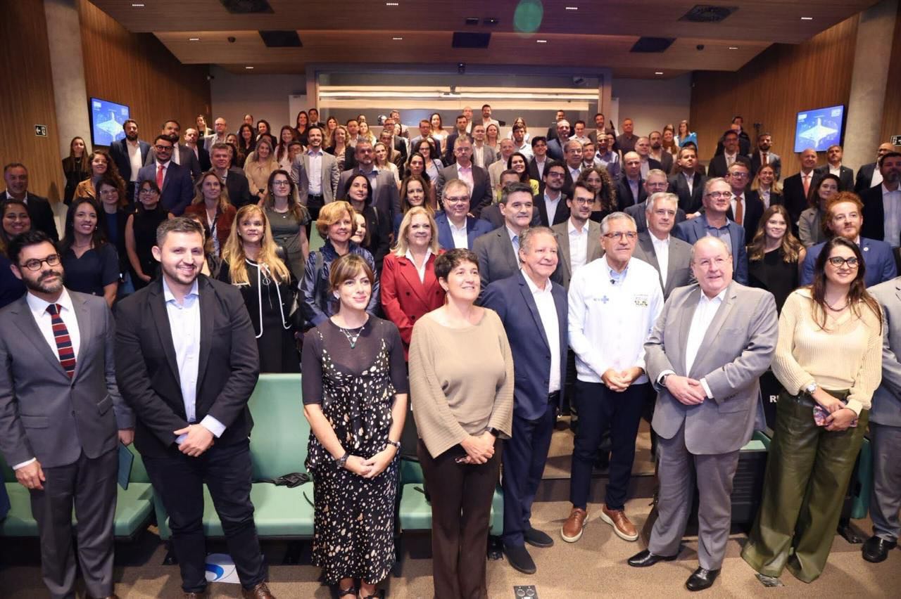 💊 SINDIFARGO participa de encontro estratégico com o Ministro da Saúde
O SINDIFARGO esteve presente em um importante encontro institucional promovido na sede do @sindusfarma, em São Paulo, com o Ministro da Saúde, @padilhando, dedicado ao diálogo sobre os principais desafios, avanços e perspectivas da política de saúde no Brasil.
📆 Representando a entidade, o presidente executivo do SINDIFARGO, Marçal Henrique Soares, participou da agenda a convite do presidente executivo do Sindusfarma, @nelsonmussolini, integrando as discussões sobre prioridades estratégicas, conquistas recentes e caminhos para o fortalecimento do sistema de saúde e da indústria farmacêutica nacional.
🔹O momento reforçou a importância da articulação entre entidades representativas, setor produtivo e poder público, ampliando o diálogo técnico e institucional em favor do desenvolvimento sustentável da indústria da saúde e da construção de políticas públicas cada vez mais eficientes para o país.
#SINDIFARGO #MinistériodaSaúde #SaúdenoBrasil #IndústriaFarmacêutica
