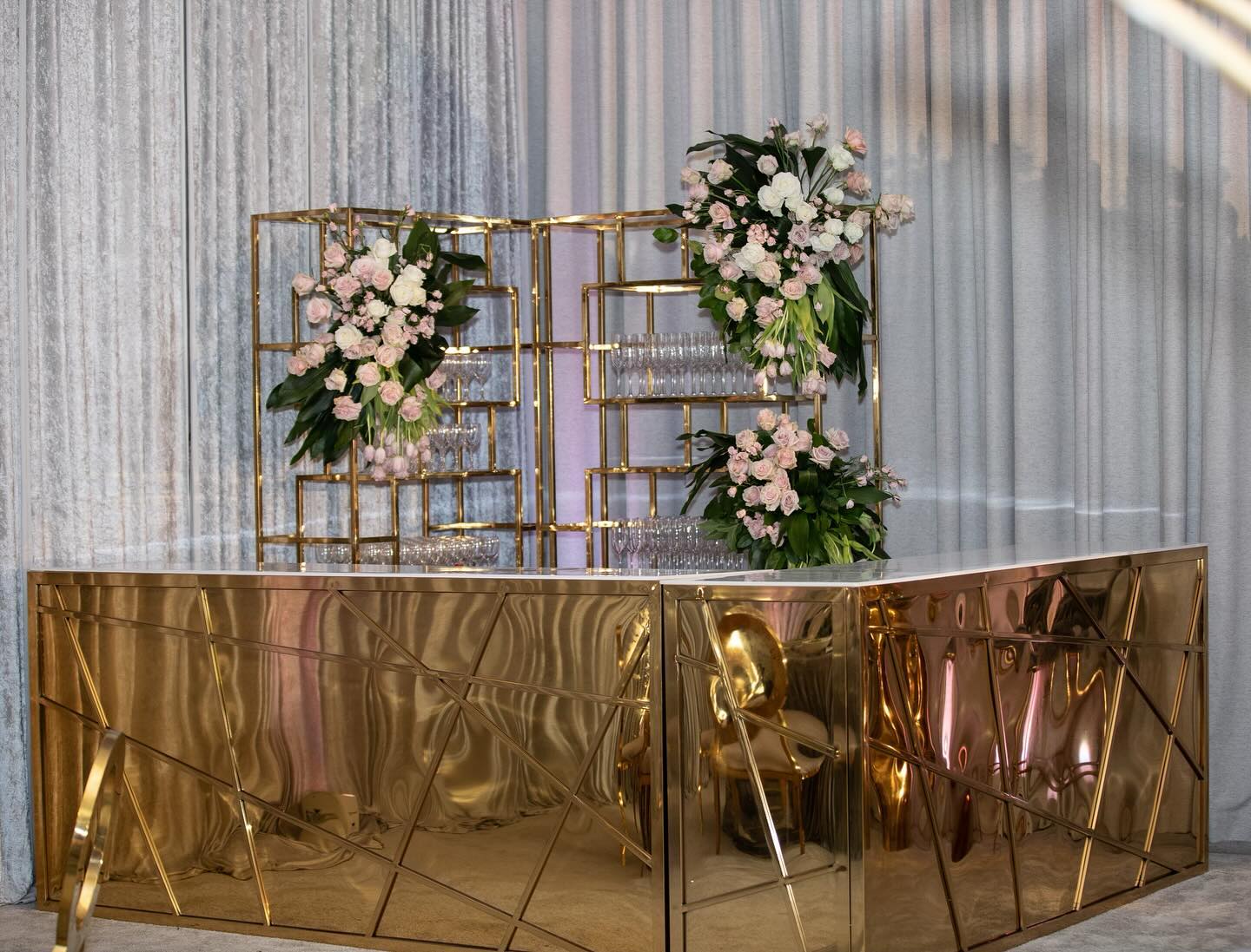 Our gold bar & bar backs @toriwilliamsevents behind the flowers workshop. Book with us! Photos by @majorephotography & @piefacephotography #eventrentalsatlanta #partyrentalsatlanta #barrentalsatlanta #luxuryrentalsatlanta #loungerentalsatlanta
