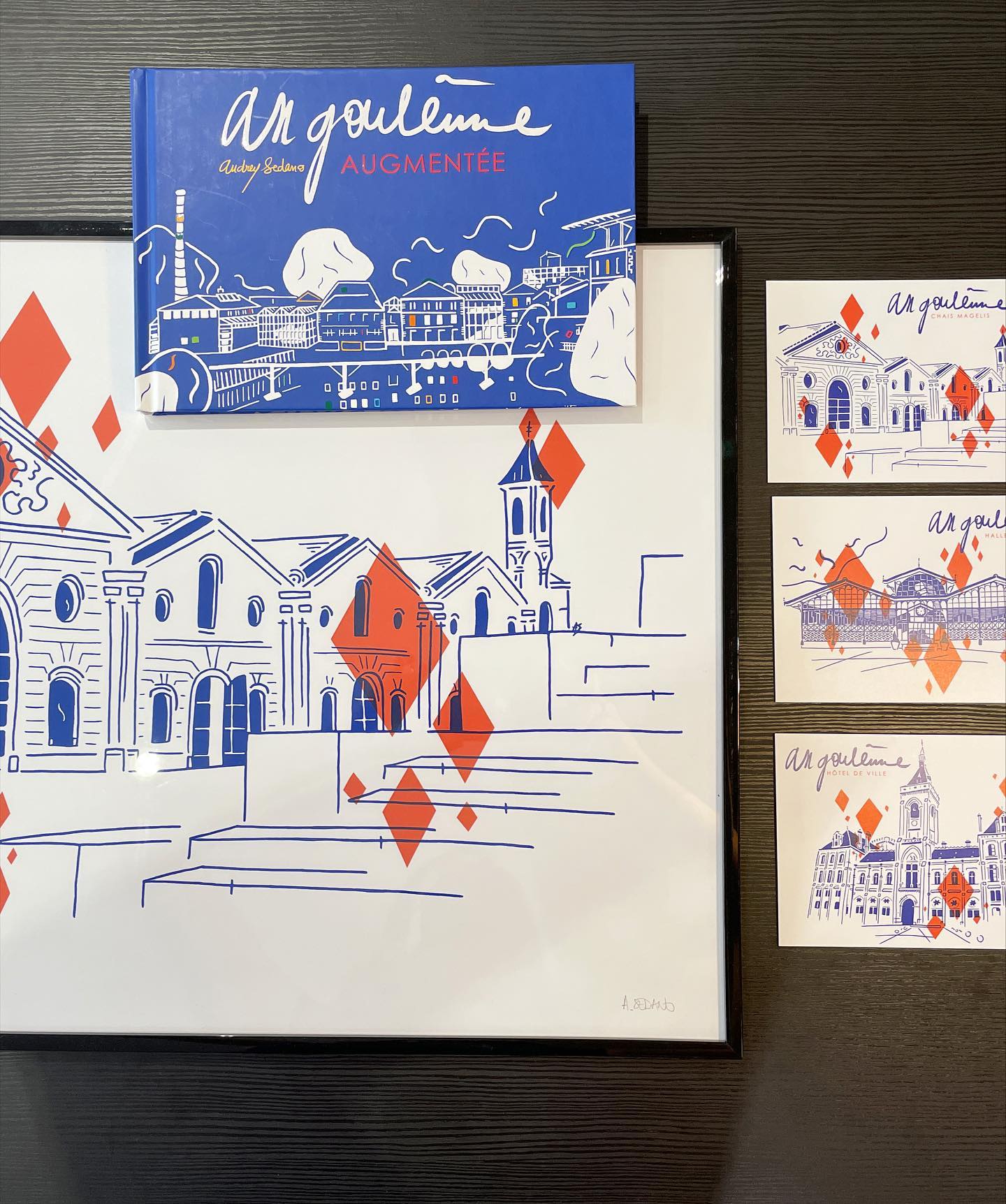 Aujourd’hui, place à la série Losanges d’Audrey Sedano. Ces illustrations immortalisent des bâtiments emblématiques du patrimoine d’Angoulême en s’inspirant du blason de l’Angoumois. Ces œuvres sont donc une véritable déclaration d’amour à Angoulême ! Certaines sont en réalité augmentée pour découvrir l’histoire de ces lieux.
Tirages d’art, livre d’art ou cartes postales, vous pouvez les retrouver dans notre galerie d'art, le Showroom57, au 57 rue de Genève, ainsi que dans l’exposition Angoulême Augmentée au Musée Du Papier (jusqu’au 3 octobre) !
#angouleme #angoulemeaugmentée #galerie #galerieart #galeriedart #bandedessinee #editionspetitsaturnin #patrimoineaugmenté #artcontemporain #artoftheday #artwork #illustration #illustrationpatrimoine #patrimoine #patrimoineculturel #showroom57 #audreysedano @patrimoine.augmente
@edtpetitsaturnin @argoplay_snappress_ #artaugmente #augmentedreality #realiteaugmentee #argoplay