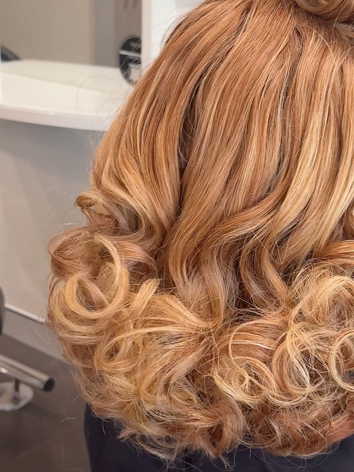 The prettiest bouncy curl 😍
#mysthair #kevinmurphy #adelaidehairdresser #hairinspo