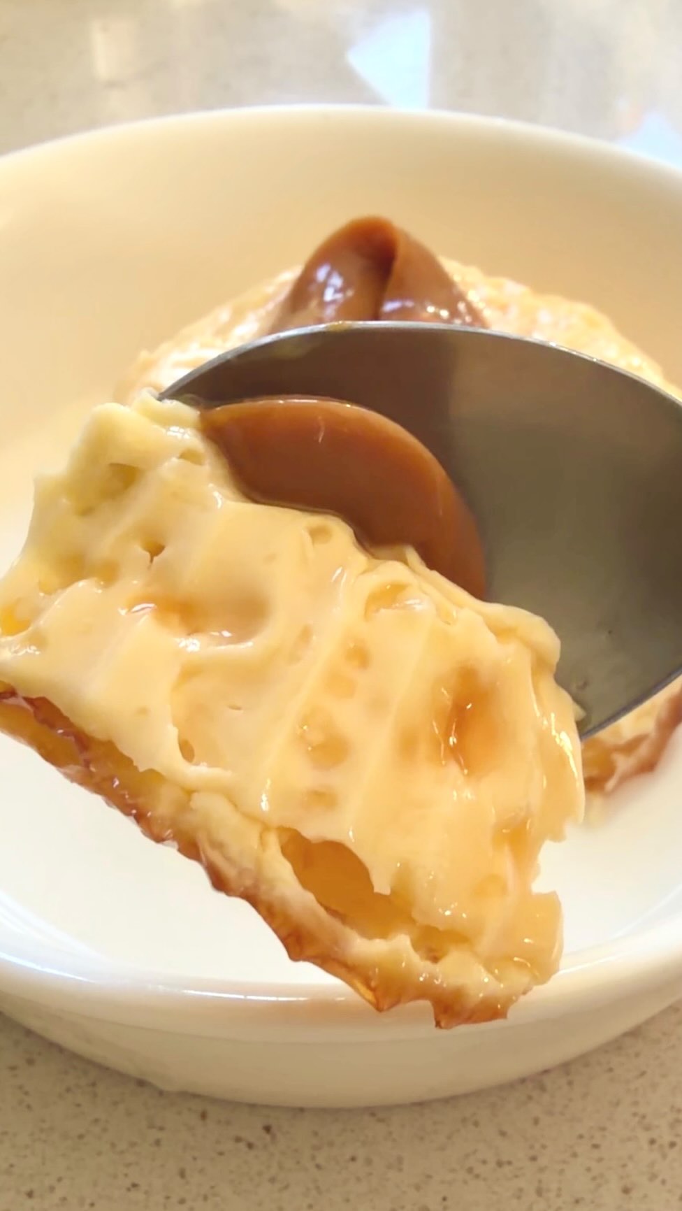 Leche asada express en freidora de aire 🍮
.
Para 2 porciones necesitas:
⭐️ 1 huevo
⭐️ 80 ml de leche
⭐️ 1 cdta de alulosa en polvo
⭐️ Caramelo y/o manjar opcional
.
🔜 Mientras más homogénea y bien batida sea la mezcla, más suave será la textura, pudiendo ser más tipo leche asada o flan según tu paciencia o lo que uses para batir🫣
.
#nutricion #alimentacion #postres #lecheasada #recetadulce