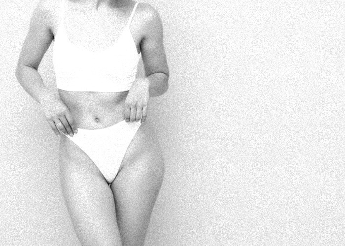 Intim gyantázás – diszkréten, valódi szakmai hozzáértéssel 🤍
Az intim gyantázás nem csupán szőrtelenítés, hanem egy különösen intim, bizalmi kezelés, amely magas szintű szakmai tudást, tapasztalatot és empátiát igényel.
Éppen ezért nálunk minden intim kezelés körültekintő bőrvizsgálattal és részletes egyeztetéssel kezdődik.
🔍 Mire figyelünk intim gyantázás előtt és közben?
▫️ Bőrelváltozások, sérülések:
Sebek, gyulladás, irritáció vagy érzékeny bőrállapot esetén az adott területet kihagyjuk, mert a gyantázás tovább ronthatja a bőr állapotát.
▫️ Anyajegyek ellenőrzése:
Kiemelkedő vagy érzékeny anyajegyek környékén nem dolgozunk, ezeket minden esetben kikerüljük a biztonság érdekében.
▫️ Bőrtípus és érzékenység:
Az intim terület bőre rendkívül érzékeny, ezért szakmai megítélés alapján választjuk meg a megfelelő gyantát és technikát, mindig a bőr aktuális állapotához igazítva.
▫️ Szőrnövekedés iránya:
Az intim területen a szőr több irányban nő, ezért a kezelést részletekben, precízen végezzük, a növekedési irány figyelembevételével, hogy elkerüljük az irritációt és a beszakadt szőrszálakat.
▫️ Diszkréció és vendégkomfort:
Az intim gyantázás során kiemelten fontos számunkra a diszkréció, a vendég komfortérzete és biztonsága minden kezelés nyugodt, bizalmi légkörben történik.
📍 Intim gyantázás típusai nálunk:
▫️ Bikinivonal – a bugyi vonalán kívül eső területek
▫️ Részleges intim – a bugyi vonalától kb. két ujjnyival beljebb eső terület, nem teljes intim
▫️ Teljes intim – teljes szőrtelenítés az intim területen
▫️ Figurális intim – a szeméremdombon tetszés szerint meghagyott minta, a többi intim terület teljesen simára gyantázva
💬 Vendégkommunikáció
A kezelés előtt minden esetben megbeszéljük az igényeket, kérdéseket, és szükség esetén személyre szabott utóápolási tanácsot is adunk.
✨ Az intim gyantázás nálunk felelősségteljes, precíz szakmai munka, ahol a bizalom, a diszkréció és a bőr egészsége az első.
#intimgyantázás #bikinigyantázás
#diszkrétkezelés#professzionálisgyantázás
#vendégkomfort