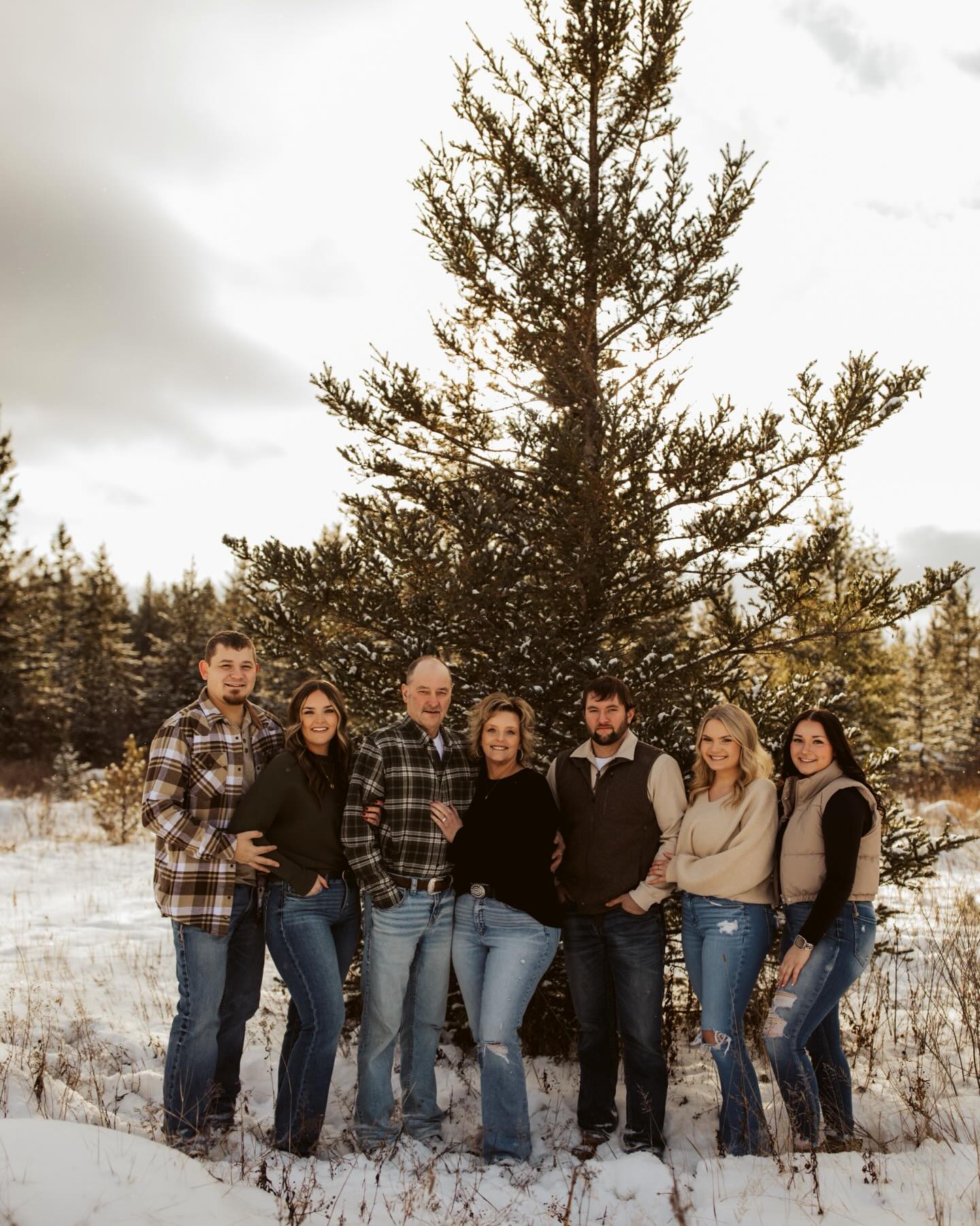 The Arvila Family 🫶Ahhhh this family is so stunning !!! We picked the PERFECT day to reschedule — the snowfall and golden sun were everything 🌞