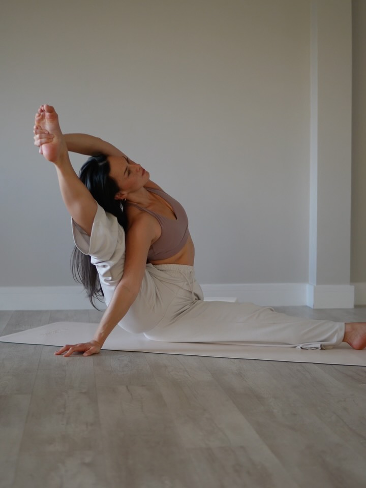 Just craving slow movement recently 💓 some moments from my home practice