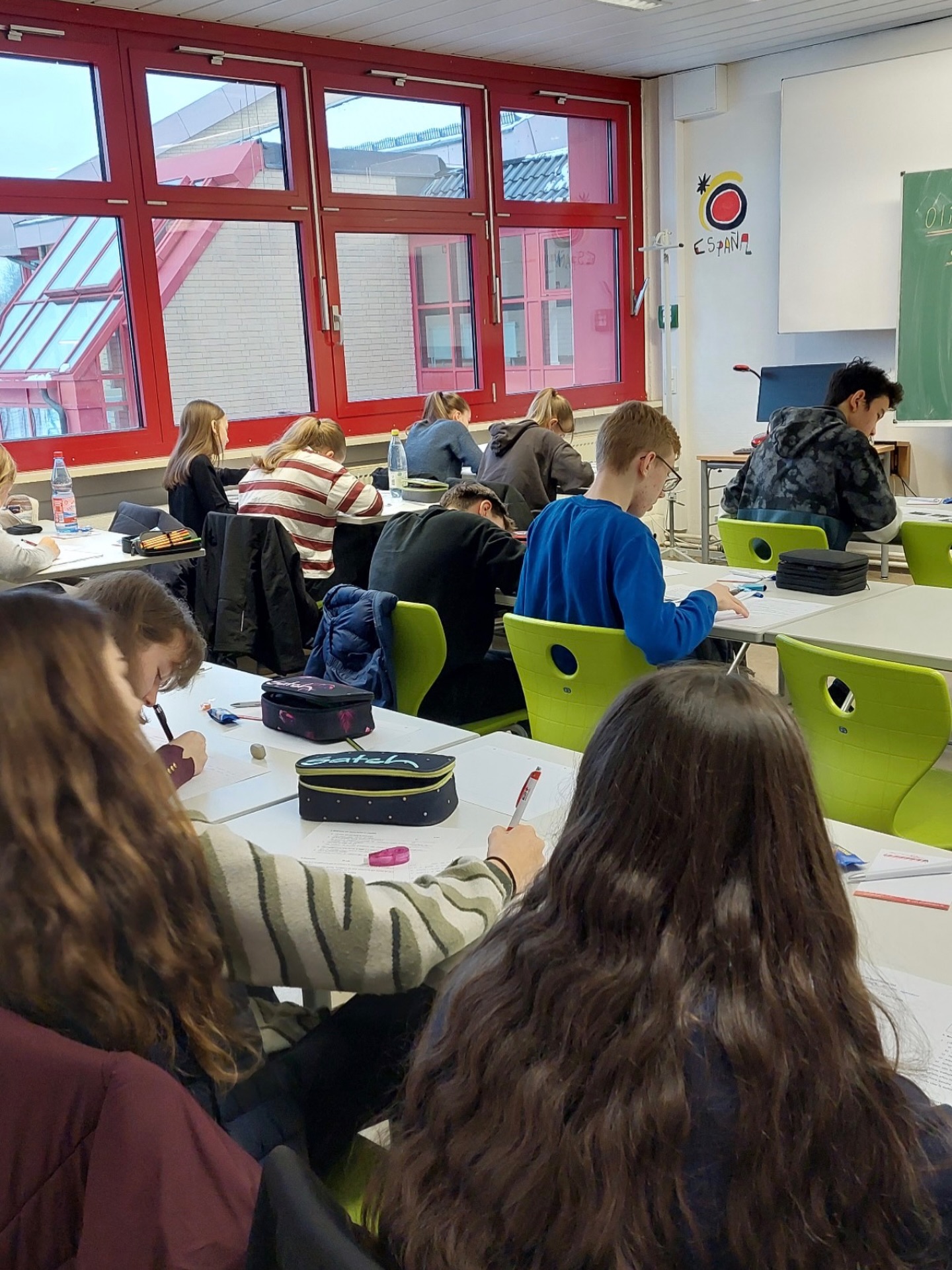 Spanischolympiade 2026
Am 28. Januar 2026 fand die erste Stufe der Spanischolympiade der Standorte Chemnitz und Zwickau an unserem Gymnasium statt. Insgesamt 24 Schüler und Schülerinnen der Klassenstufen 8 – 11 nahmen teil und stellten sich den Aufgaben. Einerseits meisterten sie schwierige Fragen zum Textverständnis, andererseits schrieben sie kreative und anspruchsvolle Texte auf Spanisch.
Wir hoffen, dass sich viele von ihnen für die zweite Stufe qualifizieren können, die im März in Chemnitz stattfinden wird.
A. Woitscheck
#spanischolympiade #graupnergym #wettbewerb