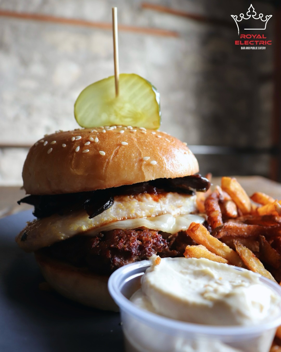 🍁 The Great Canadian Burger 🍔
Our February Burger of the Month is here!
6oz patty, provolone, mushroom blend, maple BBQ & peameal bacon on a housemade bun.
Canada never tasted so good 🇨🇦🔥 #royalelectric #downtownguelph