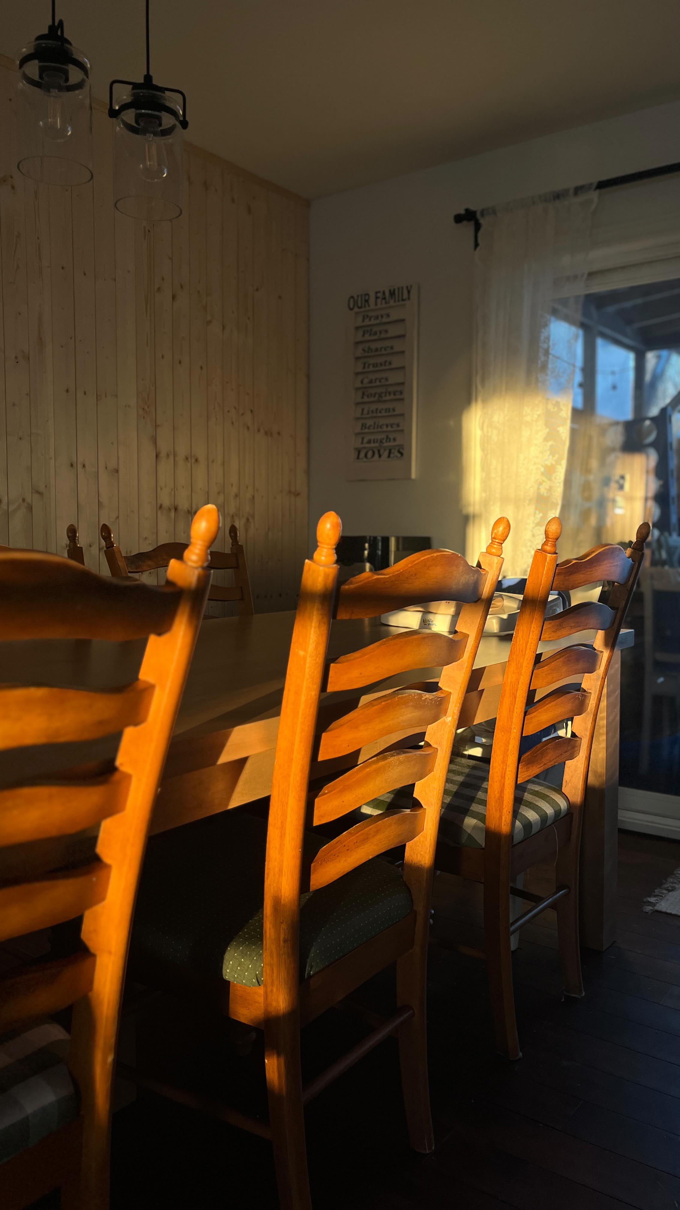 Imagine…
Tu as 9 ans et tu as beaucoup de difficulté à t’endormir depuis quelques jours… tu traînes une grande fatigue.
C’est lundi matin, la vie reprend, mais toi tu peux dormir et rattraper du sommeil parce que ta mère te fais l’école-maison…
Un des plus grands avantages de l’école-maison selon moi c’est la liberté de notre temps. Rien nous est imposé par personne et on peut vraiment répondre aux besoins de nos enfants, sans contrainte…
#homeschooling #blogchretien #motherhood