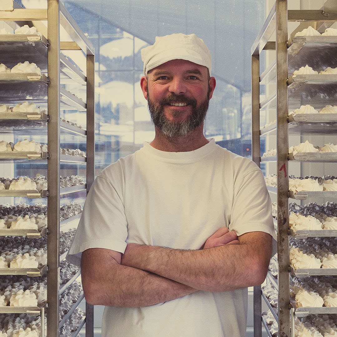 Sponsor du mois de septembre 😋 bénichon oblige 😊
Aujourd'hui, nous mettons sous les projecteurs les Meringues Meier, un véritable trésor du patrimoine gruérien! 🏞️
Conçues avec amour et dévouement, nos meringues sont fabriquées à partir de blanc d'œuf provenant de poules d'élevage au sol, sans l'aide d'additifs ou de conservateurs chimiques. Une véritable explosion de saveurs pour les gourmands! 😋
Pour la famille Meier, les Meringues de la Gruyère c'est "une affaire de passion", comme le raconte Sven Meier. Depuis les années 70, le beau-frère de sa maman avait commencé à produire des meringues dans son temps libre par pur amour pour cette douceur. Puis dès 1982, ses parents Edith et Werner Meier ont investi leur passion dans le perfectionnement de cette spécialité typique du terroir gruérien, pour atteindre son apogée.
«Nos Meringues et leur goût sont incomparables et ont su préserver leur caractère traditionnel». Cette tradition alliant qualité irréprochable est ce que Sven Meier a toujours tenu à perpétuer depuis qu'il a repris l'entreprise en 2014.
@meringuesmeier
www.meringues-meier.ch
.
.
.
#afmmoto #sponsorisé #meringuesdelagruyere
#terroirfribourg #gourmandise #produitsuisses