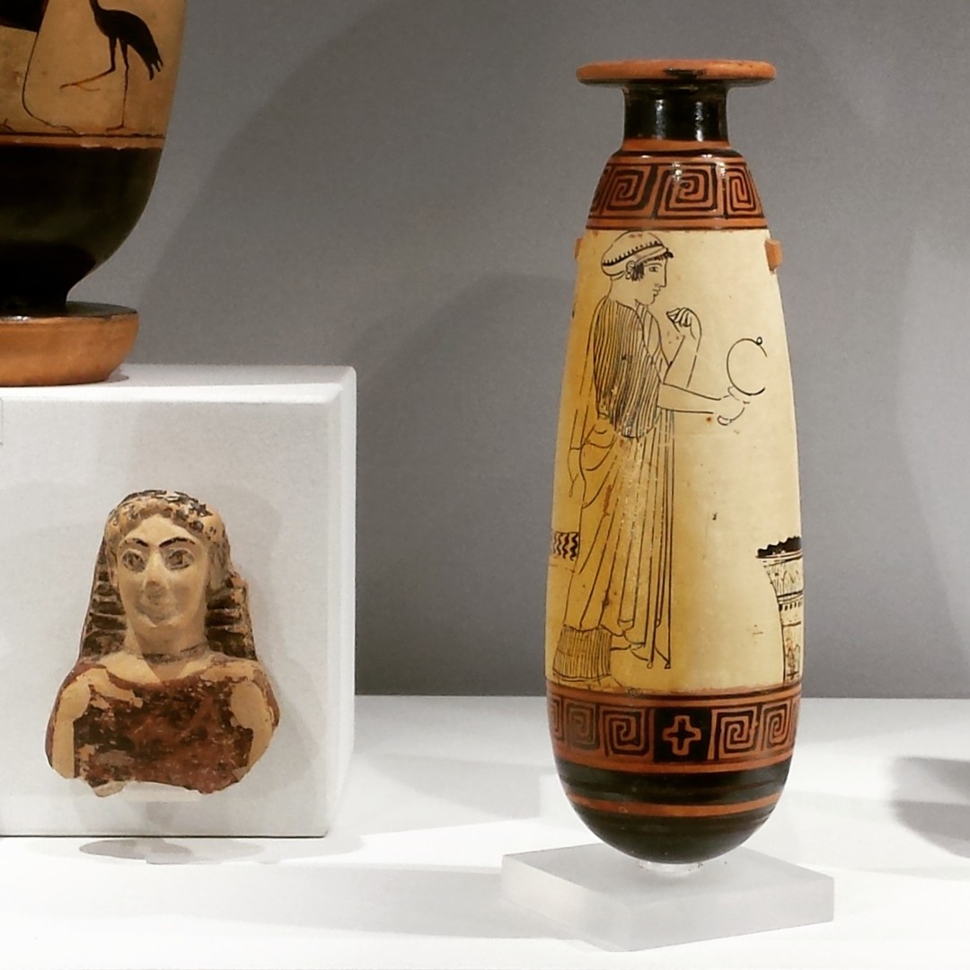 Non sono le dimensioni a fare di un'opera un capolavoro.
Lo dimostra la grazia sopraffina di questo ๐๐๐๐๐๐ ๐ก๐๐๐ (contenitore per unguenti) attico a fondo bianco, attribuito a uno dei massimi esponenti della ceramografia greca di V secolo a.C., il ๐๐๐ก๐ก๐๐๐ ๐๐ ๐๐๐๐๐ ๐บ๐๐ข๐๐๐.
Al museo MArTA.
@museoarcheologiconazionaleta #greekvase #greekceramics #magnagrecia #taranto #artegreca #martaranto #puglialovers #megalehellas #archeologia #archeologiagreca #alabastron #archeology #volgotaranto #museumlovers #masterpieces #museiitaliani #southitaly #archeologicalmuseum @museoetruscovillagiulia #archeologylovers #turismoculturale #tarantoturismo #tarantolovers