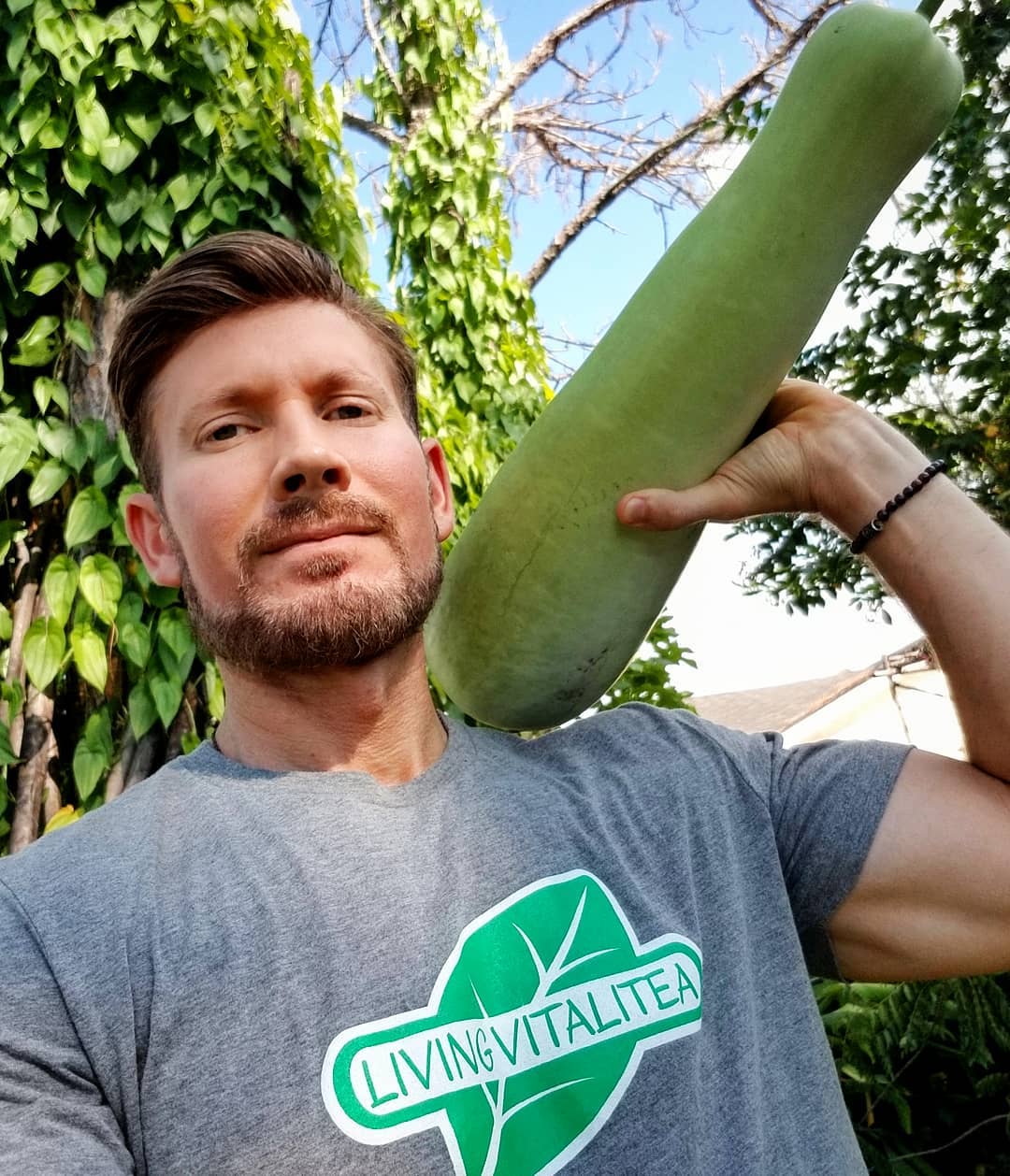 My 7 pound, 18 inch bazooka is actually a bottle gourd, aka Opo/Calabash. 😁 It tastes like zucchini and could replace it in any recipe. I just cut it in half, scoop out the seeds, and it's ready- raw or cooked! Requires very little attention like many perennial permaculture plants I grow. I like it that way! #bottlegourd #calabash #zucchini #gourd #permaculture #growyourfood #organic #regenerativefarming #perennialgarden #foodforest #growfoodnotlawns #Opo #calabash #perennials