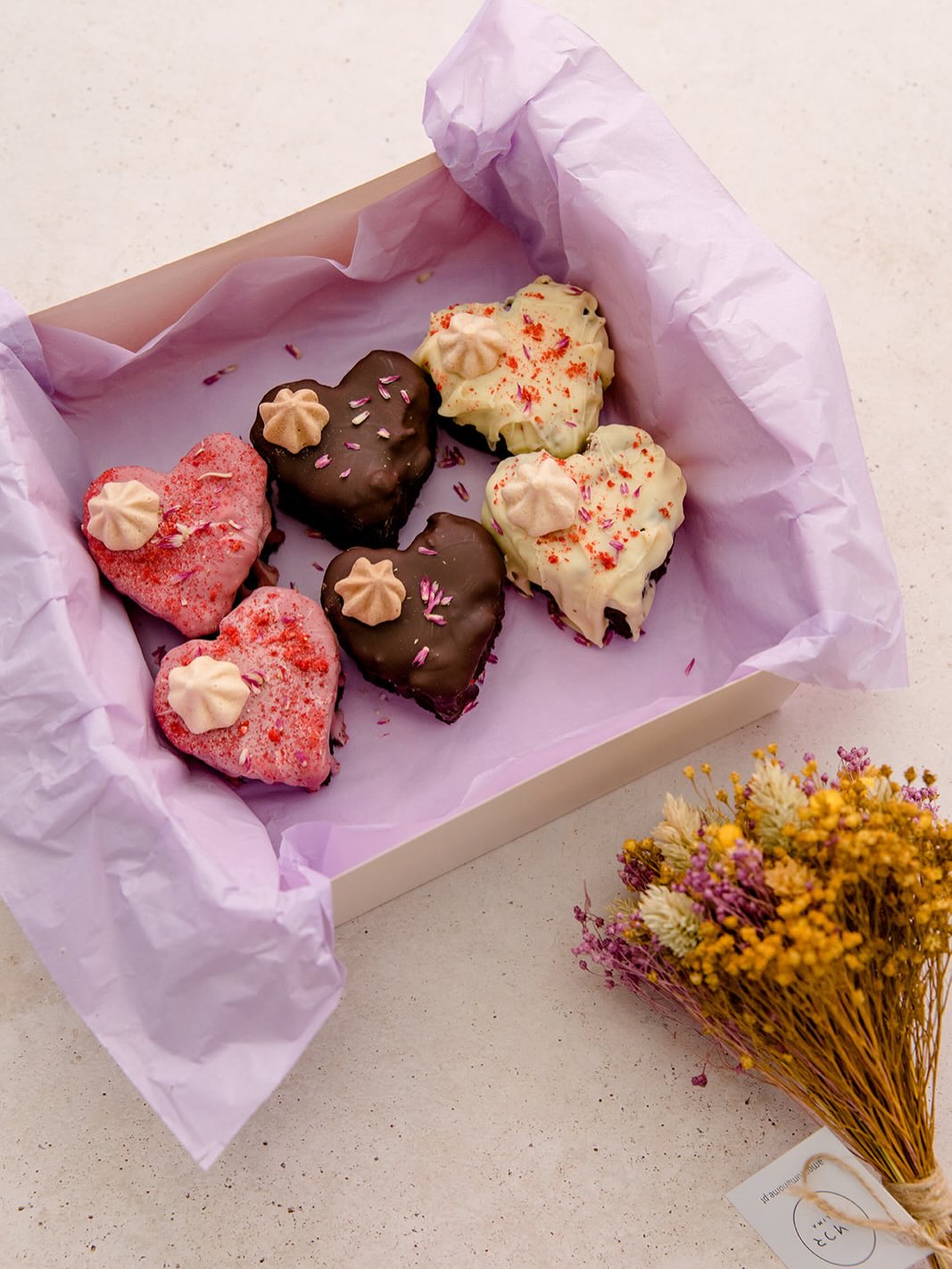 No meio de tantas tempestades andámos a espalhar amor doutras formas, mas agora está na altura de vos mostrar o que temos preparado para o Dia dos Namorados! Se há altura em que um miminho pode fazer a diferença é este… Encomende já o seu no nosso site! 🧁💘💐