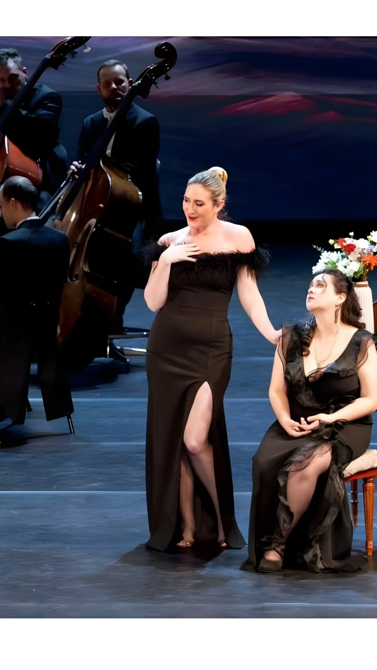 Thank you, @opera_diary, for the kind words 💙
'Così fan tutte' in Monte-Carlo was a blast! It's always so much fun stepping back into Dorabella's shoes. Next stop: Vienna to finally make my house debut at the @wienerstaatsoper after being abroad with them on tour! I'll be singing Komponist in 'Ariadne auf Naxos' 🎶
📰 "American mezzo-soprano Samantha Hankey has a nearly ideal voice and timbre for Dorabella, perfectly contrasting with her sister’s.
Hankey portrays the younger, carefree, and impulsive sister with charisma and great vocal and stage presence. Her voice is full in the mids and easily reaches the acuti, and the two arias 'Smanie implacabili' and 'È amore un ladroncello' were technically and expressively accomplished, fully capturing the character’s impetuous and strong-willed nature."
– @opera_diary
📸: @ OMC Marco Borrelli