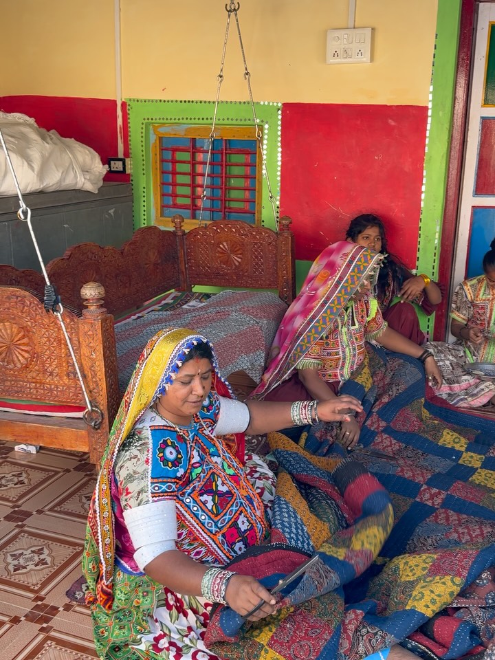À la découverte du Gujarat, en Inde 🇮🇳
Cette région fascinante nous émerveille par la richesse de ses paysages, de sa culture et surtout par la beauté de son artisanat. Ici, chaque geste est empreint de tradition, chaque matière raconte une histoire et chaque création reflète un savoir-faire transmis de génération en génération.
Nous avons eu la chance de rencontrer des artisans passionnés, de découvrir des techniques ancestrales et de nous laisser inspirer par la finesse des broderies, la noblesse des textiles et l’authenticité des matières naturelles.
Ces rencontres nourrissent l’âme des Objets des Clos et continueront d’inspirer nos futures créations, toujours guidées par l’amour du beau, du fait main et du voyage.
#ObjetsDesClos #Artisanat #Inde #Gujarat #SavoirFaire Inspiration VoyageCréat