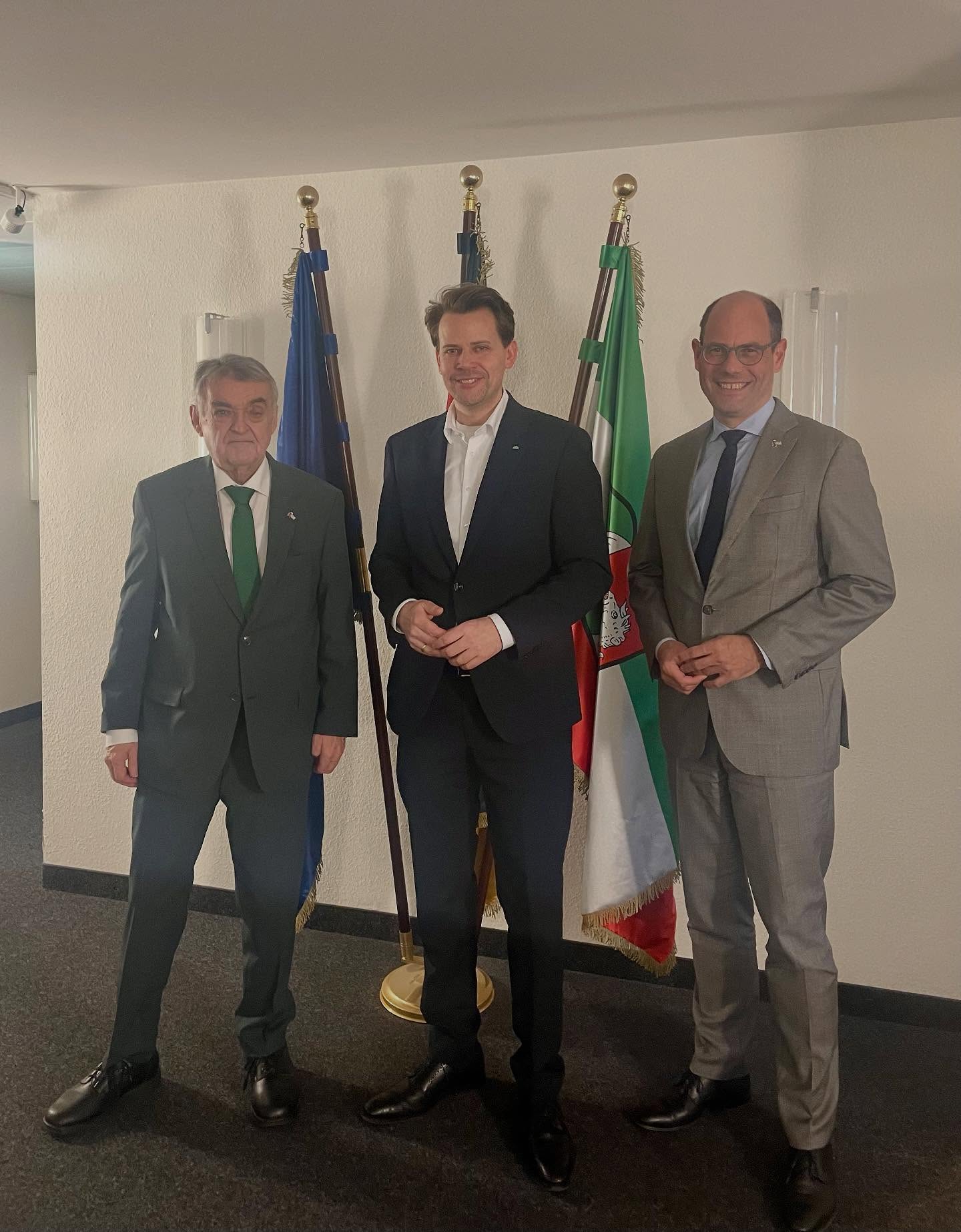 Heute war ich zum Antrittsbesuch im Ministerium des Innern und habe mich mit Minister Reul und dem Abteilungsleiter der Polizeiabteilung, Herr Weber, zu aktuellen Themen der Kreispolizeibehörde des Rheinisch-Bergischen Kreises ausgetauscht.
Als Landrat liegt mir die Weiterentwicklung unserer Polizeibehörde und die Sicherheit im Kreis am Herzen. Dafür setze ich mich ein!
#rheinischbergischerkreis #polizei #sicherheit