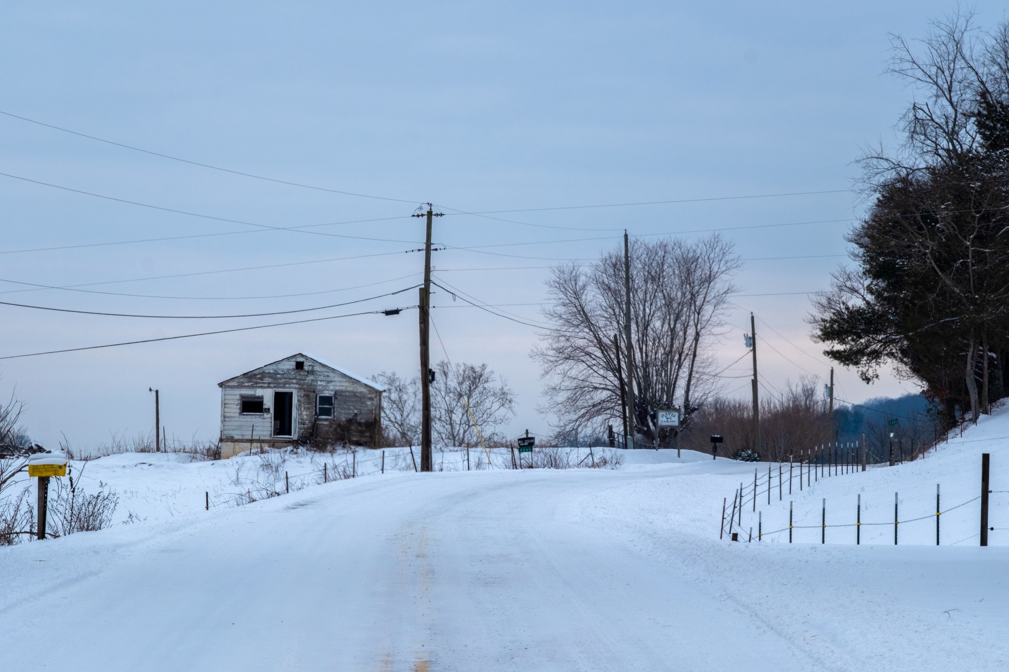 From today’s adventure, this abandoned home along Carters Valley Road in Church Hill, TN during the winter bomb cyclone.
Camera: FujiFilm XT5
Lens: FujiFilm 50-140 f2.8
No filter
#fujifilmxt5 #fujifilmx_us #appalachia #tennessee #photography