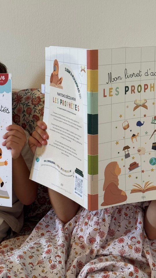 Nos livrets ont accompagné beaucoup de vos enfants 🤍
Dans leurs apprentissages du quotidien,
et dans ces moments précieux où l’on transmet bien plus que du savoir.
Avec le temps, ils ont évolué.
Parce qu’enseigner, c’est observer, ajuster et toujours chercher à faire mieux,
surtout lorsqu’il s’agit d’éduquer avec des valeurs et du sens.
Nous avons entièrement repensé nos livrets :
- Une nouvelle forme plus durable, pensée pour durer dans le temps
- Un intérieur retravaillé pour être encore plus ludique et éducatif
- Des activités qui stimulent la réflexion tout en accompagnant l’enfant dans sa foi
Chaque page est conçue pour apprendre autrement :
manipuler, comprendre, mémoriser…
et grandir doucement avec des repères solides
Une nouvelle version, un même objectif :
Offrir à vos enfants le plaisir d’apprendre, tout en nourrissant leur cœur.
Les nouveaux livrets sont prêts à être découverts 🤍 Disponibles dès maintenant sur manzilboutique.com