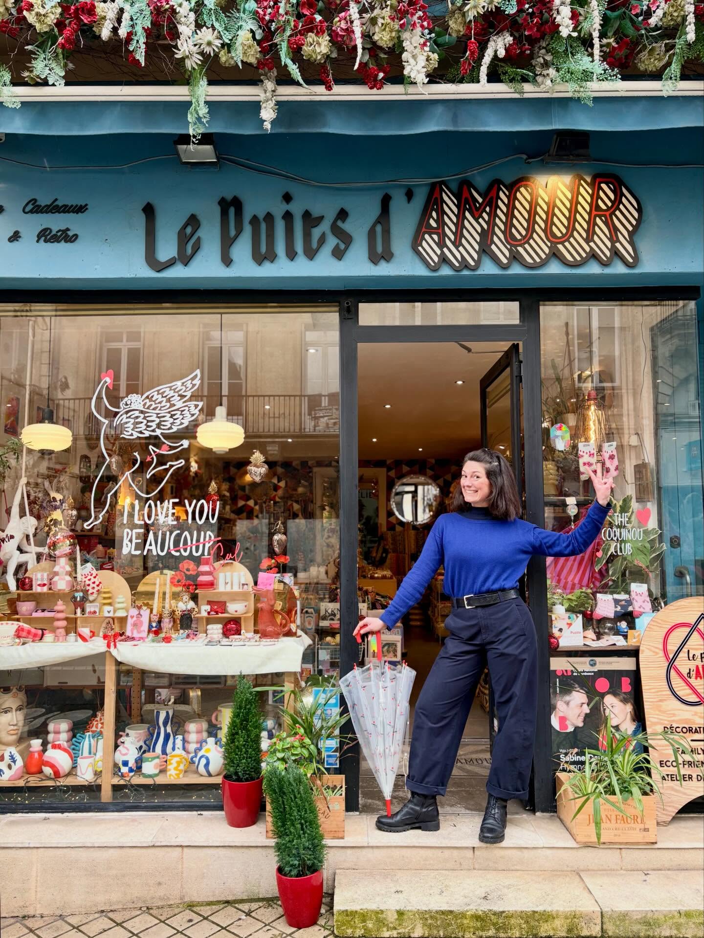 ✨ À la boutique, c’est Mathilde qui vous accueille ! ✨
Aujourd’hui et demain, le Puits d’Amour est ouvert aux horaires habituels :
🕚 11h → 19h, avec le sourire et la bonne humeur légendaire de Mathilde 💛
De notre côté, tout va très bien à Bangkok 🌴✨
On a déjà craqué sur mille merveilles, repéré plein de pépites…
👉 la chasse au trésor est officiellement lancée
On vous retrouve à la boutique pour vos idées cadeaux, vos coups de cœur et votre dose de love 💘
Qui a repéré notre vitrine de Saint-Valentin ? ❤️🍑
📍 Le Puits d’Amour
113 rue Fondaudège
Quartier Jardin Public – Bordeaux
🕚 Ouvert aujourd’hui & demain : 11h–19h