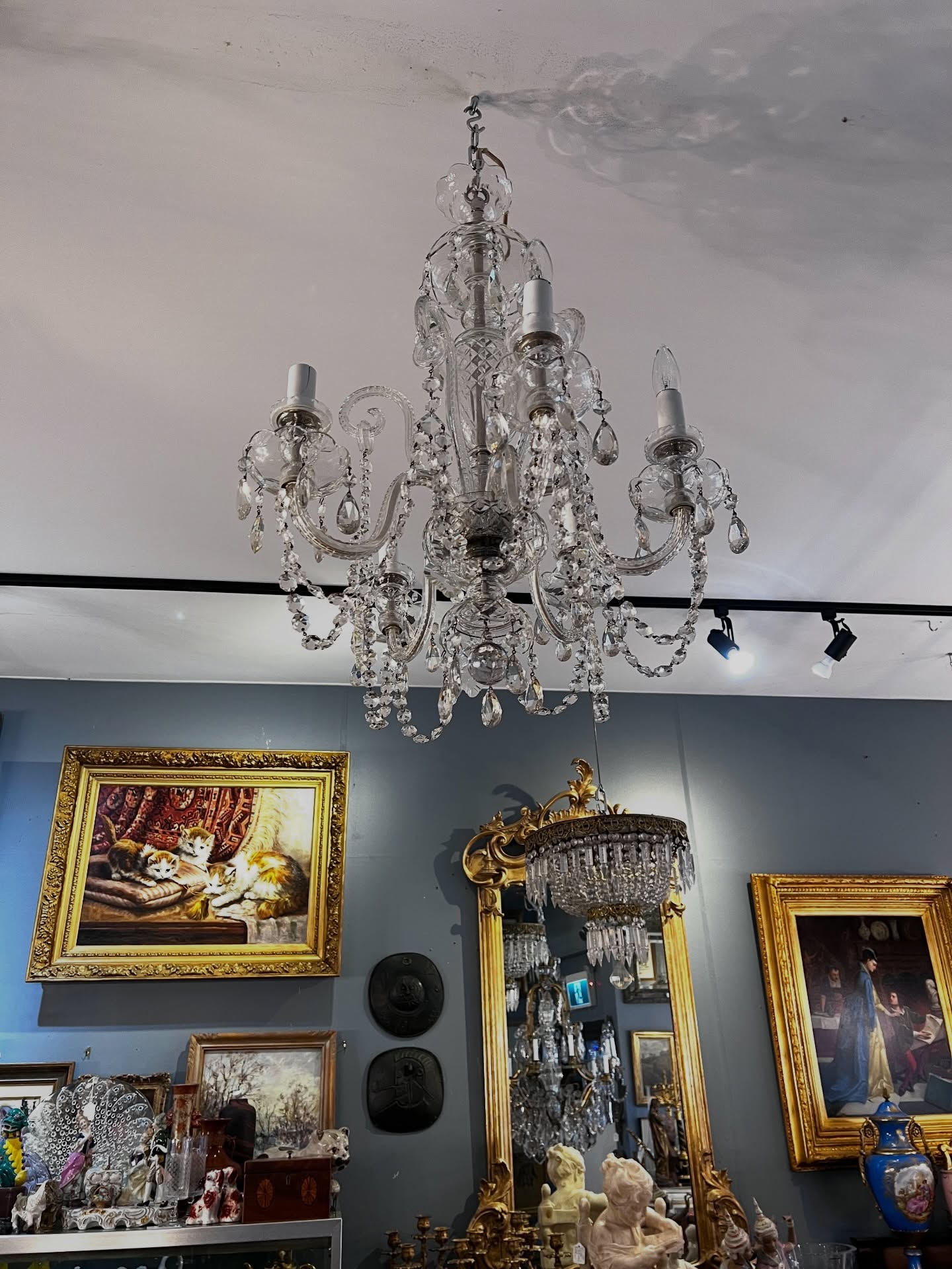 Italian Maria Theresa–style crystal chandelier with gracefully scrolling glass arms and abundant hand-cut prisms. A luminous, decorative piece that brings softness, movement, and classic European elegance to any interior. ✨
#mariatheresachandelier #italianchandelier #crystalchandelier #antiquelighting #europeaninteriorstyle
