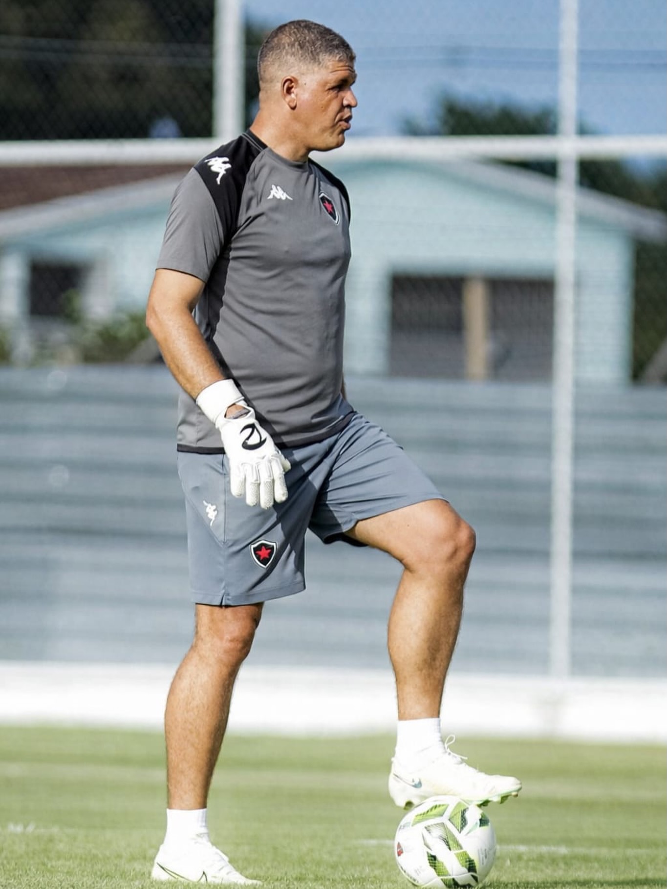 Novo ciclo e novos desafios. Uma honra poder fazer parte agora do Botafogo/PB. Agradecer a confiança e convite do professor @liscatreinadoroficial e a toda diretoria do Alvinegro. Vamos em busca dos nossos objetivos. Deus no controle de tudo sempre. BORA, BELO!
🧤@luvasraptor
📸 @joaonetofotos