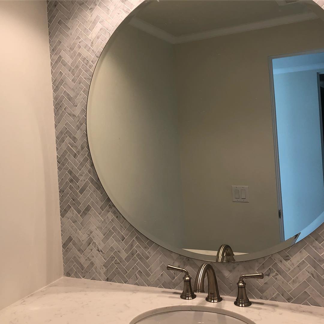 Have-to-have-herringbone🙌🏻#herringbonetile #powderroomdesign #newportbeachhomes #sulisoinc