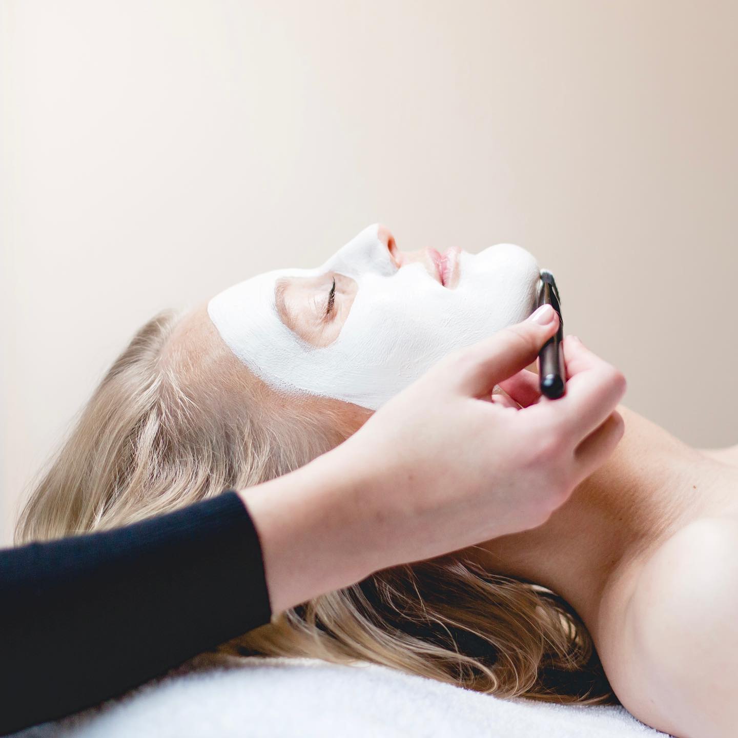 Wat dacht je van even een momentje voor jezelf? 🧖🏼♀️💭
Een gepersonaliseerde Proskin 30 of 60-minuten behandeling gericht op een bepaalde zone of conditie die extra aandacht nodig heeft.
Of je nu onzuiverheden, huidveroudering, hyperpigmentatie of dehydratie wilt aanpakken: de behandeling wordt volledig aangepast op je persoonlijke huidconditie- en wensen.
De behandeling wordt volledig op maat gemaakt en afgestemd op je huidbehoefte en wensen die blijken uit de consultatie en Face Mapping huidanalyse.
Bekijk het volledig aanbod op de website en boek gemakkelijk online.