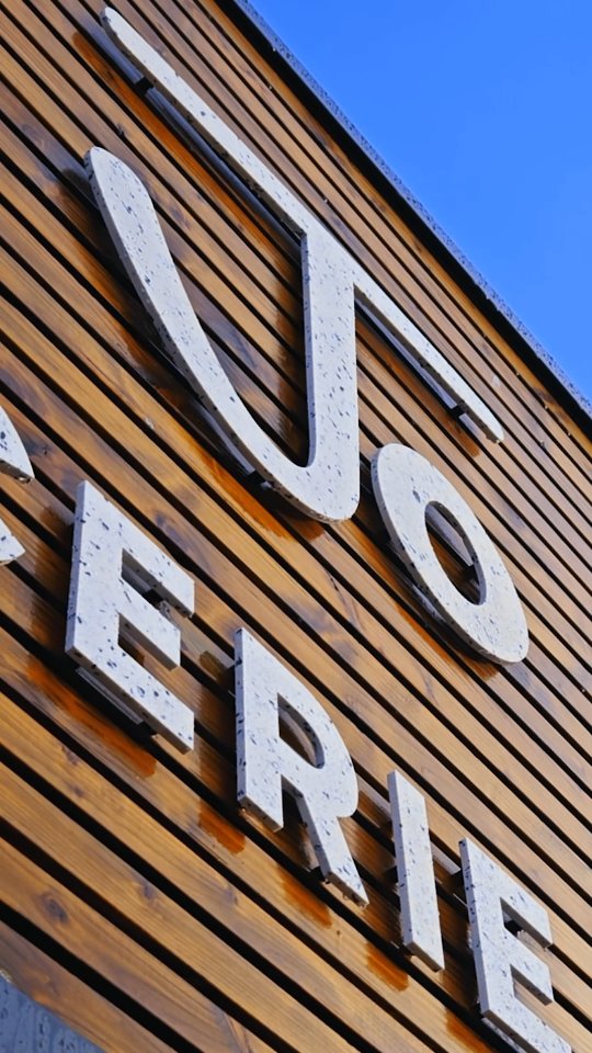 🍎 Chez @papi.jo.primeur , on donne une seconde vie aux déchets bretons ! 💪🌊
♻️ Deux enseignes de +3m, 100% upcyclées, c'est plus de 15 kg de déchets plastique breton de sauvé, rien que ça !
Recyclage du plastique breton : @atelier.rehab ✨️