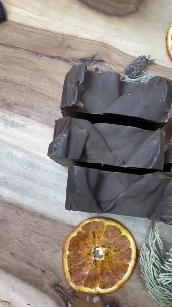 🌲🔥 Smoked Pine & Cedarwood
Deep, woody, and unforgettable.
This handcrafted pine tar soap blends rich smoky vibes with earthy cedarwood, bright sweet orange, and grounding dark patchouli — all wrapped up with colloidal oatmeal and soothing aloe vera. 🌿🪵✨
Perfect for lovers of bold, woodsy scent profiles.
Naturally handcrafted, palm-free, and made in micro-batches with care. 🌙💫
#MoondropGardens #SmokedPineSoap #PineTarSoap #WoodsyVibes #HandcraftedSoap #ArtisanSoaps #NaturallyHandcrafted #OatmealSoap #Cedarwood #EarthyScents #SmallBatchSoap #SoapStudio 🌲🔥🛁