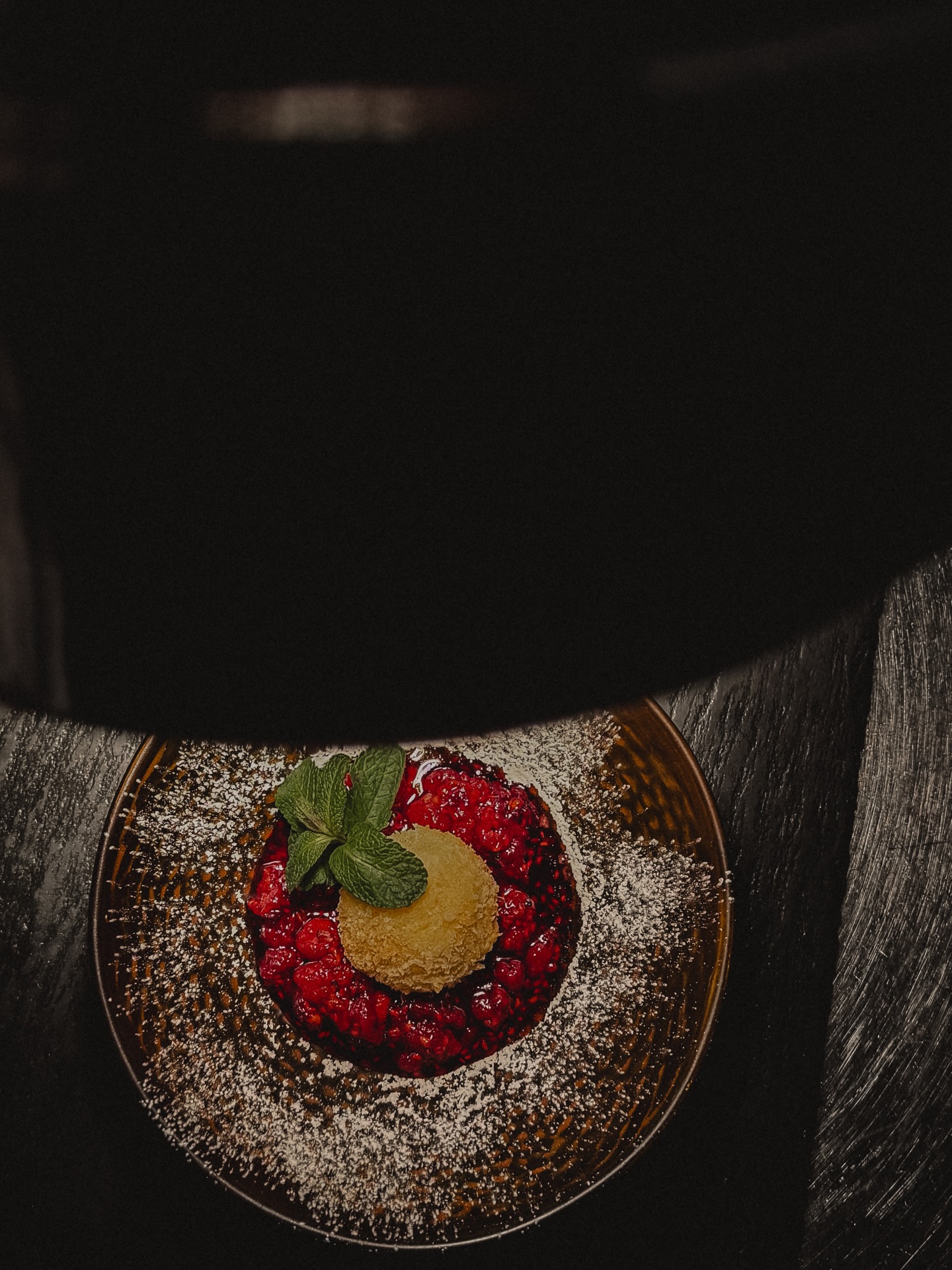 Der Februar ist da und das bedeutet - es ist Zeit für die ( heiße ) Liebe ♥️ Ab kommenden Donnerstag findet ihr auf unserer neuen Speisekarte eindeutig Gerichte die zeigen, dass Liebe durch den Magen geht 😉
#newmenu #zwo20passau #restaurantpassau #dessert #dinnerdates