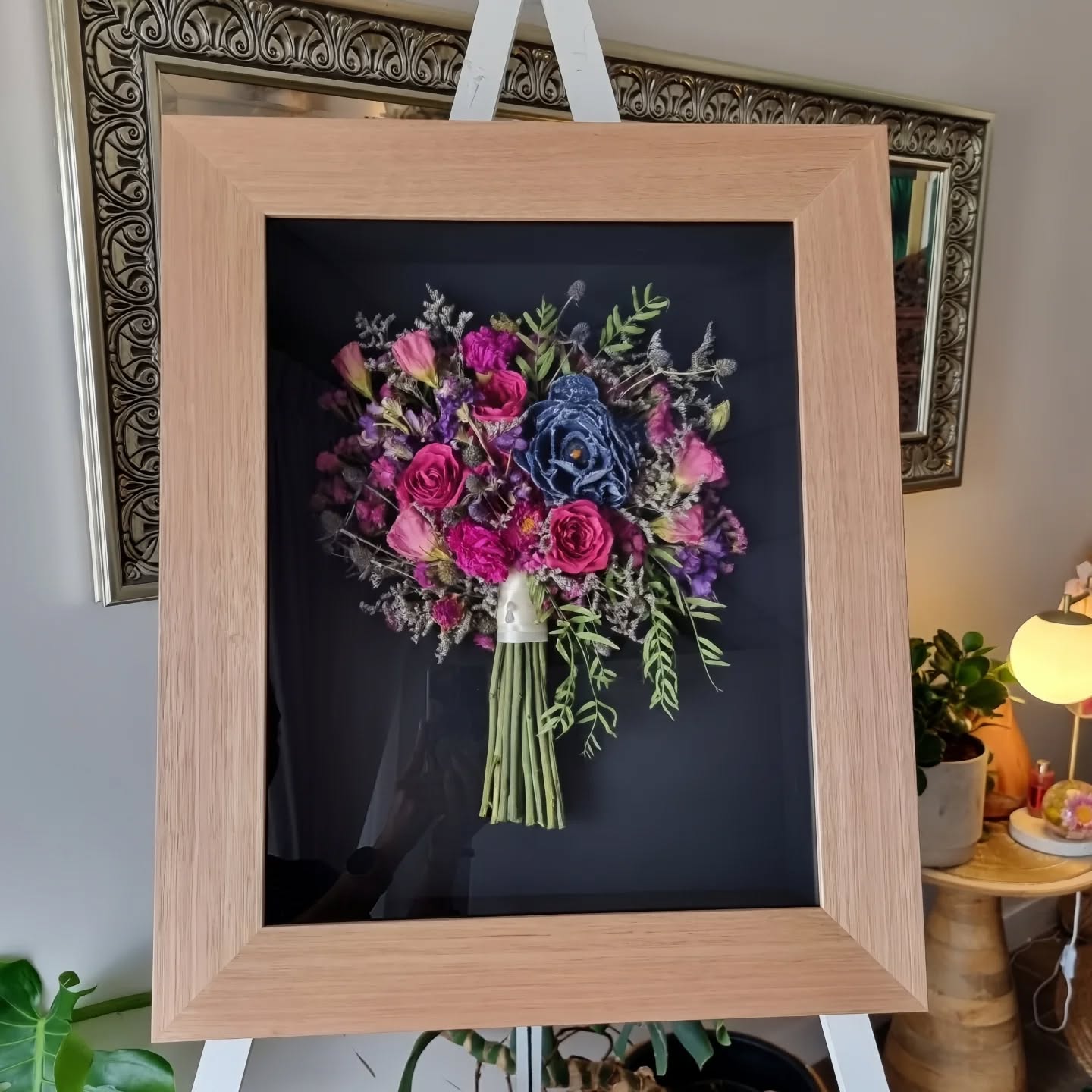 Can't get enough of Nicola's bouquet, what a gorgeous combination with the black matboard/ Tasmanian Oak frame.
More of these please!! 😍💓💐🤌