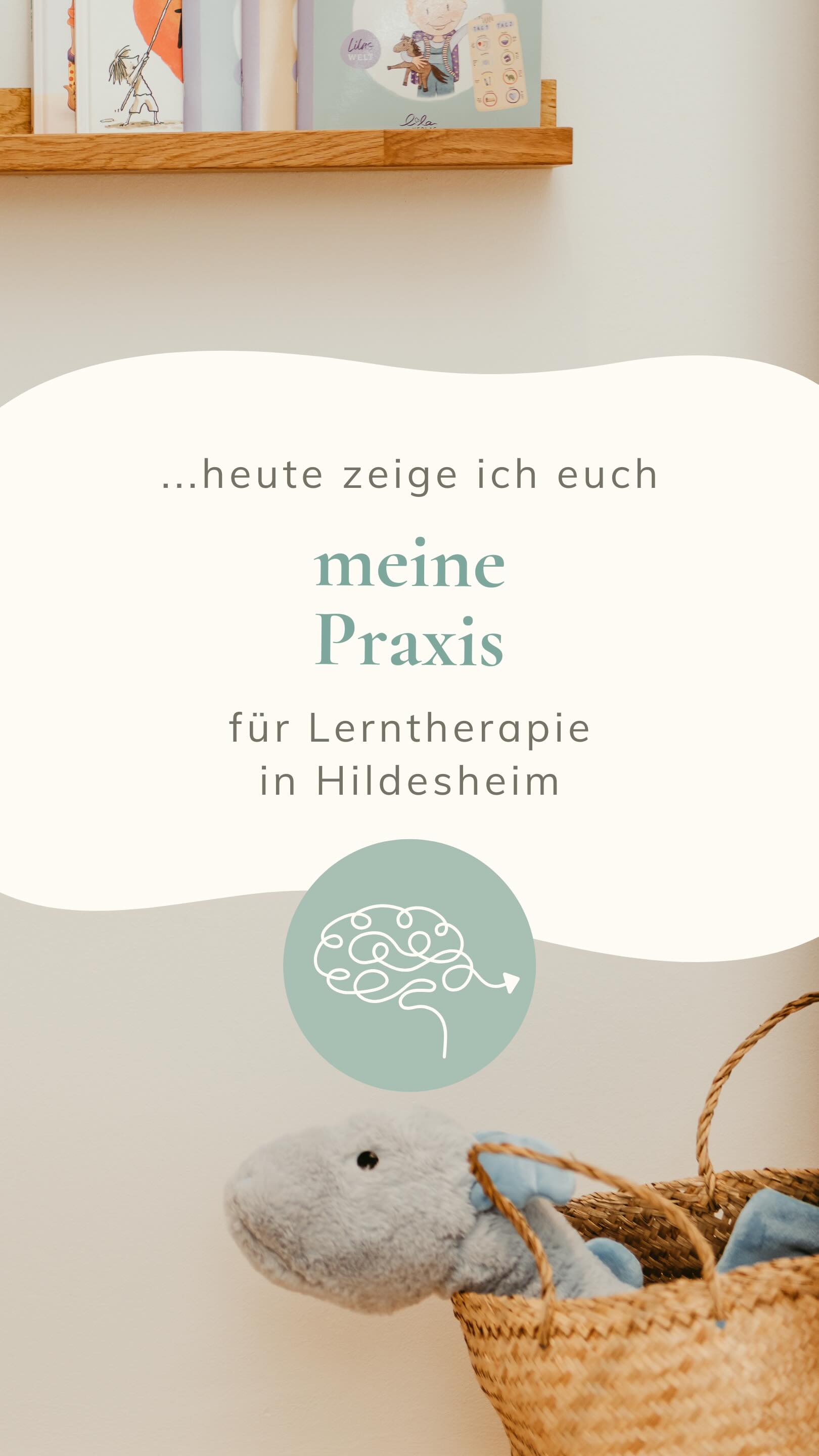 Meine Praxis ist ein Ort der Sicherheit.
Ein geschützter Raum, in dem Kinder gesehen werden, ernst genommen werden und sich sicher fühlen dürfen. Hier passiert nichts über Druck. Hier geht es um Verstehen.
Hallo, ich bin Jasmin Hennig.
Studierte Lehrerin, integrative Lerntherapeutin und zertifizierte Elternberaterin bei ADHS.
Und das hier ist meine eigene Praxis für Lerntherapie, Elterntraining sowie Beratung für Schulen und Kitas.
Ich weiß, wie es sich anfühlt, ständig überfordert zu sein.
Wenn Gefühle zu groß sind, der Kopf nie zur Ruhe kommt und scheinbar alles klappt, außer genau das, was gerade wichtig wäre.
Ich kenne Wutanfälle am Morgen.
Ich kenne das schlechte Gewissen als Lehrerin, wenn Gespräche und Strategien nichts verändern.
Und ich kenne dieses diffuse Gefühl: Irgendetwas stimmt nicht, aber niemand kann es klar benennen.
Deshalb schauen wir hier nicht nur auf Verhalten, sondern auf Ursachen.
Warum fällt Mitarbeit schwer?
Warum eskalieren Hausaufgaben?
Warum sind Gefühle so intensiv, Geräusche so laut und der Schulranzen ständig chaotisch?
Meine Haltung ist klar:
Kinder sind nicht faul.
Nicht dumm.
Nicht zu sensibel.
Sie werden oft nicht gesehen und dauerhaft missverstanden.
Als spätdiagnostizierte neurodivergente Frau und Mutter verbinde ich heute Fachwissen mit eigener Erfahrung. Ich arbeite multiperspektivisch und immer mit Blick auf Kind, Familie und Schule.
Ich habe diese Praxis gegründet, damit Kinder und Jugendliche eines verstehen:
Mit dir ist nichts falsch.
Du brauchst passende Bedingungen, klare Strategien und Methoden, die wirklich zu dir passen.
Ich freue mich, euch auf diesem Weg zu begleiten. 💛
Danke an @bilderimkopfconcepts für die erstklassige Mediengestaltung, die Webseite, die Fotos, Videos und all die Mühe, Leidenschaft und Expertise. 🙏
Danke liebe Leonie für das brillante Logo, deine Gedanken und deine Freundschaft. 🙏
#hildesheim
#lerntherapiehildesheim
#elternberatung
#adhsberatung
#kinderverstehen