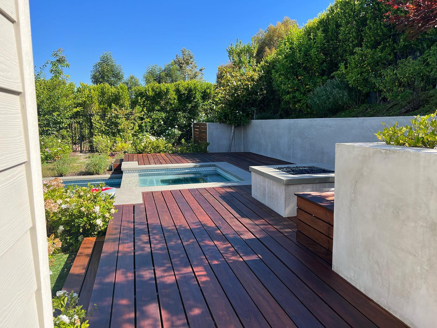 We just re-did this gorgeous deck.
#design
#luxe
#luxury
#luxurydesign
#interiorarchitecture
#archtecture
#archilovers
#residentialdesign
#architecturephotography
#theworldofinteriors
#vogueliving
#modernluxury
#luxuryliving
#interieurs
#losangeles
#premiergreenpaintinglaoc
#interiordesignlosangeles
#photography
#realestate
#painting
#wallpaper
#designerslife
#homedevelopment
#home
#house