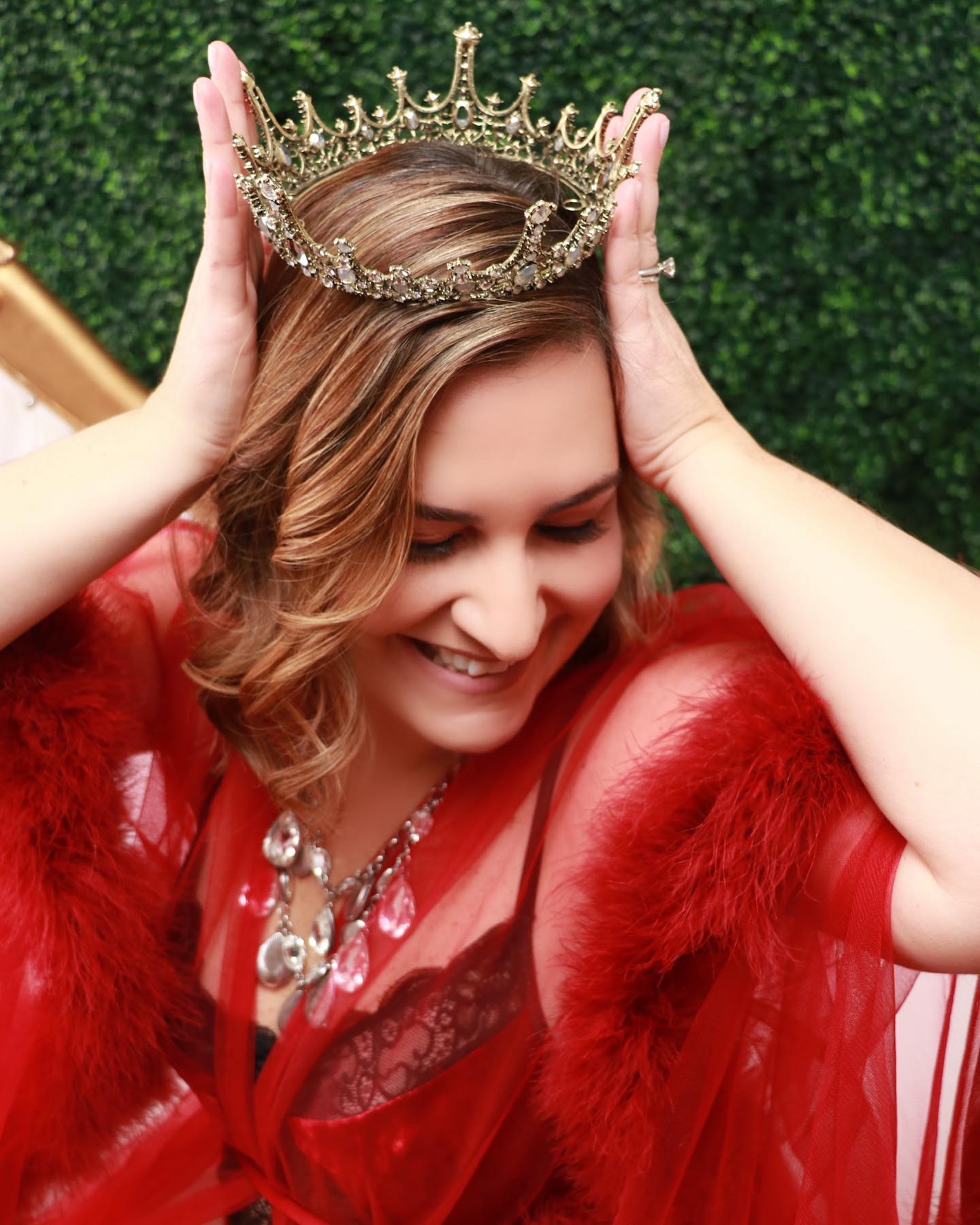 Every Queen deserves to wear a crown! #boudoir #eyecandyboudoir #photography #austin #atx #luxury #boudoirphotography #photoshoot #boudoiraustin #studio #hmua #queen #crown #gorgeous #fabulous #