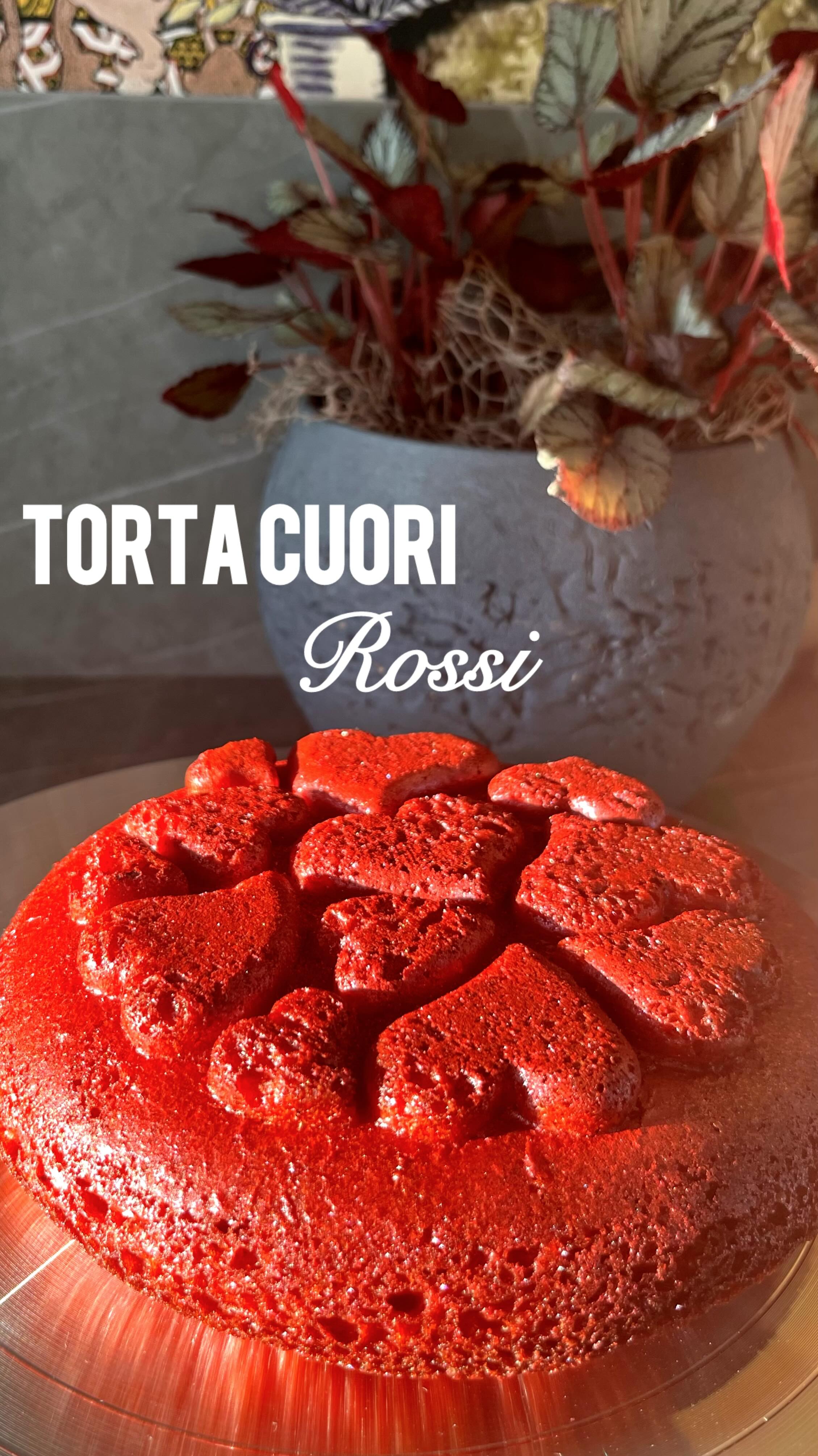 ~Ricetta Settimana di San Valentino n.3~
Una torta rosa e tanti cuori 💕 !!
Questa dolcezza nasce dallo stampo Tender di @silikomart , uno stampo in silicone pieno di cuori che trasforma ogni torta in una dichiarazione d’amore 💗È made in Italy, 100% alimentare e sicuro per la salute, e privo di BPA e PFAS.
Perfetto per celebrare i piccoli momenti fatti di emozione.
Perché a volte basta una fetta per dire tutto 🫶
Questa è una di quelle torte perfette da inzuppare o da servire con una crema inglese vellutata 🤍
Vi lascio la ricetta ⤵️
{Prima mi raccomando seguimi qui 👉 @valigiainfarinata per non perderti nemmeno una ricetta}
🥧 Ingredienti
• 125 g yogurt greco
• 100 g zucchero
• 150 g farina
• 40 g olio di semi
• 2 uova intere
• 1 bustina di lievito per dolci
• scorza di ½ limone biologico
• 1 cucchiaino di colorante naturale in polvere
(oppure quello liquido, più facile da trovare)
👩🍳 Procedimento
Mescolo tutto insieme, colorante per ultimo.
Verso nello stampo Tender Cuori di Silikomart e cuocio in forno statico a 180° per 30–35 minuti.
⚠️ Consiglio fondamentale
Fate la prova stecchino a 30 minuti: se è pronta, toglietela subito dal forno.
Così resta morbidissima 💗
Se cuoce troppo… diventa secca (e sarebbe un peccato!).
Salvatela per la prossima colazione o merenda ✨
Mandami una foto se crei questo piatto e io ti ripubblico nelle mie storie.
Trovi questa e tante altre ricette anche sul mio sito (link in bio)
Alessia
#tortarosa #silikomart #collaborazione #tortacuori #dolcidacοlazione valigiainfarinata