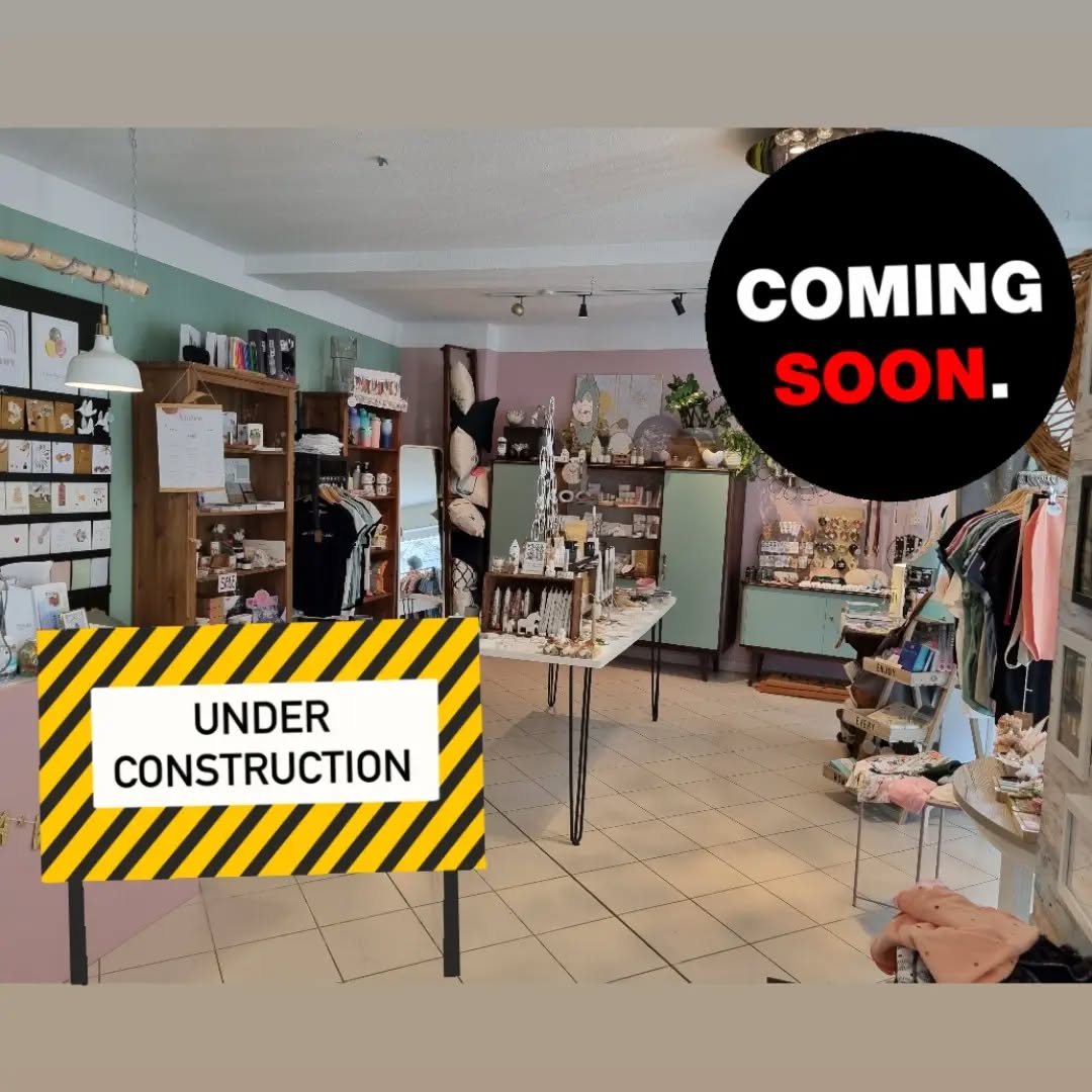 Ohhh da kommt was tolles 😍
Im Herbst feiert der Store schon seinen 4. Geburtstag. Vorher ist es also an der Zeit, ihn noch eine Ecke hübscher zu machen 😍
Somit bekommt der Store voraussichtlich Ende Juni seine Schönheitskur. Das heißt NEUER FUßBODEN, neue Farbe, Möbel, Bilder und soweiter. Einmal alles von links nach rechts und von oben nach unten 🫣🫣 dafür werden wir eine Woche lang uns verhüllen und geschlossen bleiben.
Damit wir etwas weniger verräumen müssen, füllen wir vorher nochmal die SALE Ecke auf. Kommt also gern vorbei, macht das ein oder andere Schnäppchen und speichert das vorher Bild nochmal ab. Und freut euch auf ein neues frisches Bild im Juli ❤️
#allerleileben #conceptstore #zwickau #zwickauerhändler #wirrenovieren #neuefarbenfüreuch #neuerfussboden #neuekomartapete #neuegestaltung #neuesglück