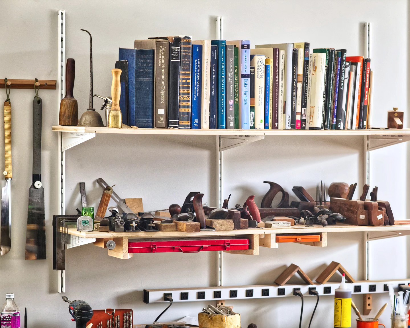 I do like my little shop.
#furniturerestoration #furniturerestorer #restorationworkshop #woodworkingbooks #furniturebooks #handplanes #pullsaws #restoredinbaltimore