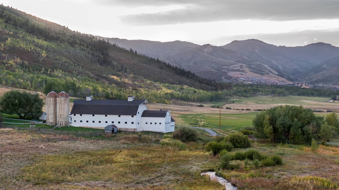 It's that wonderful time of year when a touch of cold air can be felt and fall colors start to poke through.
.
.
.
.
.
.
.
.
#parkcitytransportation #parkcity #snowbird #brighton #skiutah #skisolitude #deervalley #sundance #prefall #fall #autumn #barn #utah #utahisrad