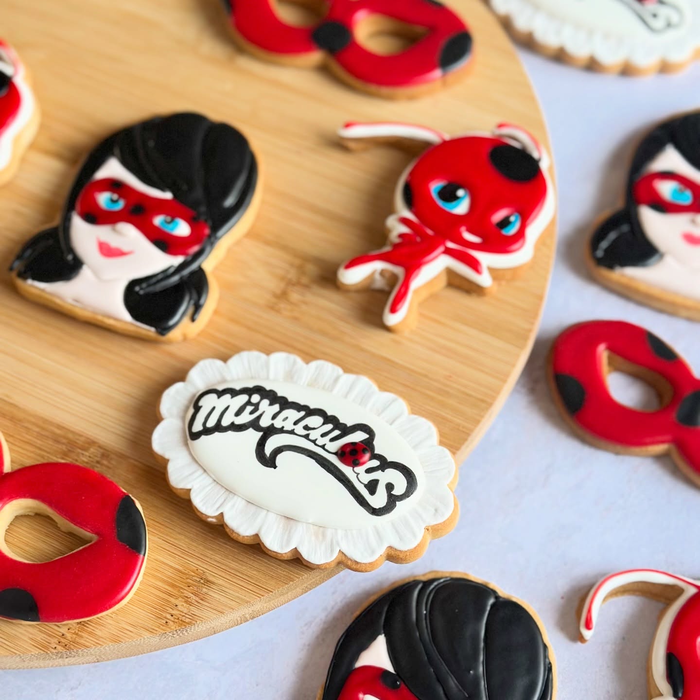 Vous l’avez reconnu?
La seule et unique Ladybug !
__________________
Karu Sweets Design | Biscuiterie artisanale & personnalisée
🧑🏾🍳 Christmina, biscuitière passionnée
🍪 Biscuits sur mesure,personnalisés, pour tous les événements
🤲🏾 Entièrement fait à la main, du biscuit au décor
📦 Livraison en France métropolitaine et dans les DROM
🛒 Click & Collect Orly (94)
Commande en MP ou sur le site (délai 14 jours minimum)
www.karusweetsdesign.com